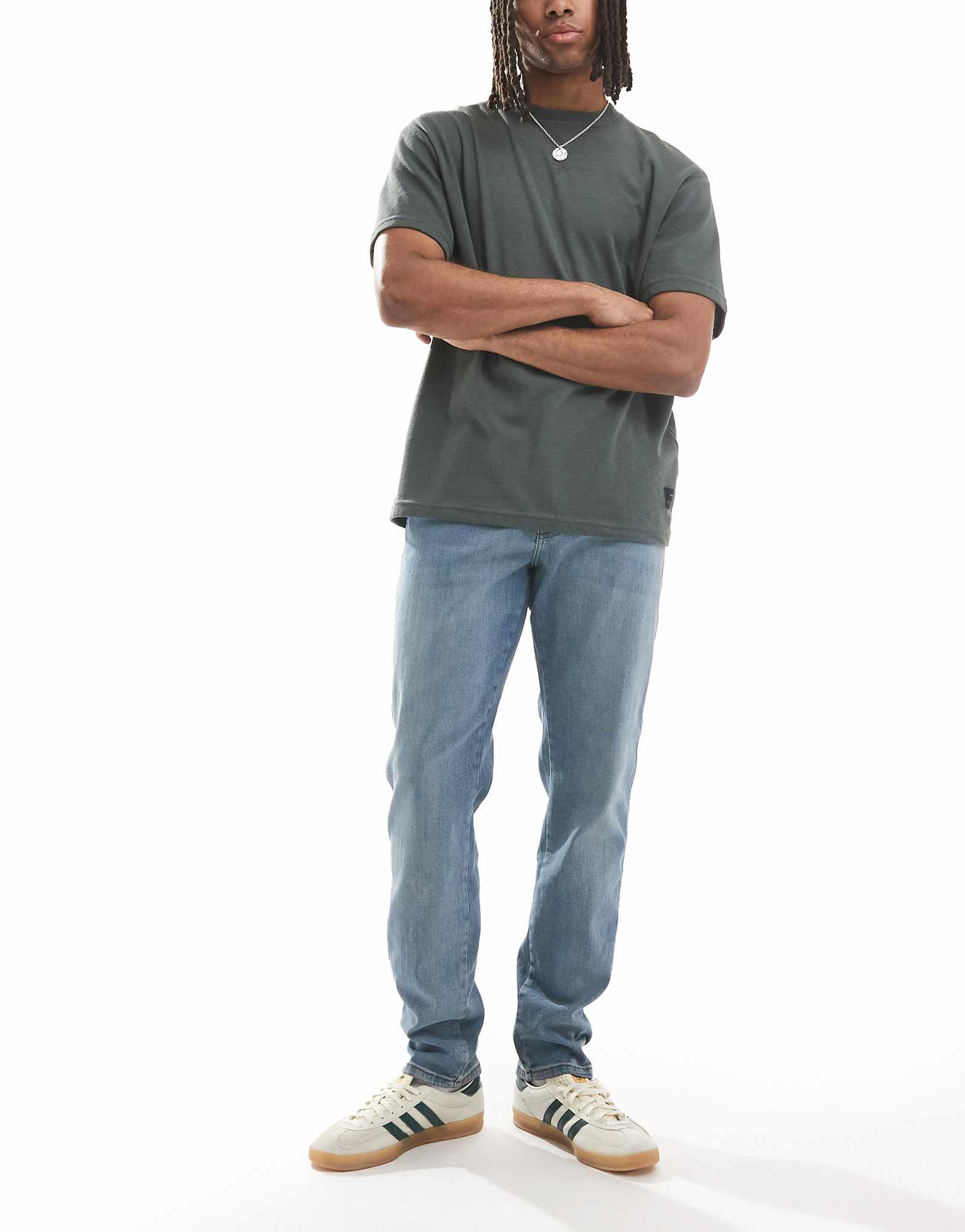 Джинсы зауженного кроя Wrangler River regular светло-голубого цвета застиранные 20790₽