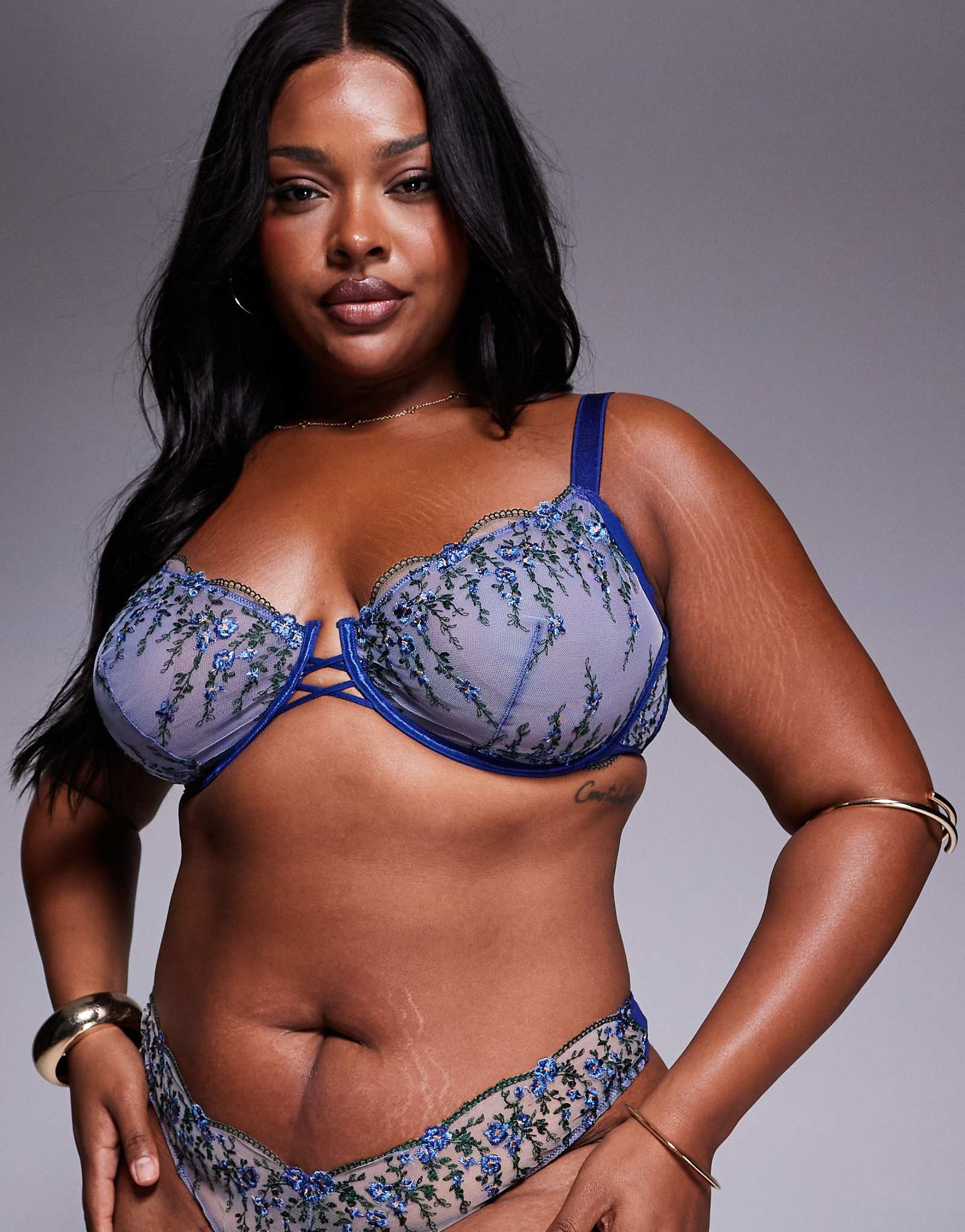 Бюстгальтер на косточках с вышивкой ASOS DESIGN Curve Noa премиум-класса темно-синего цвета в цветочек 8790₽