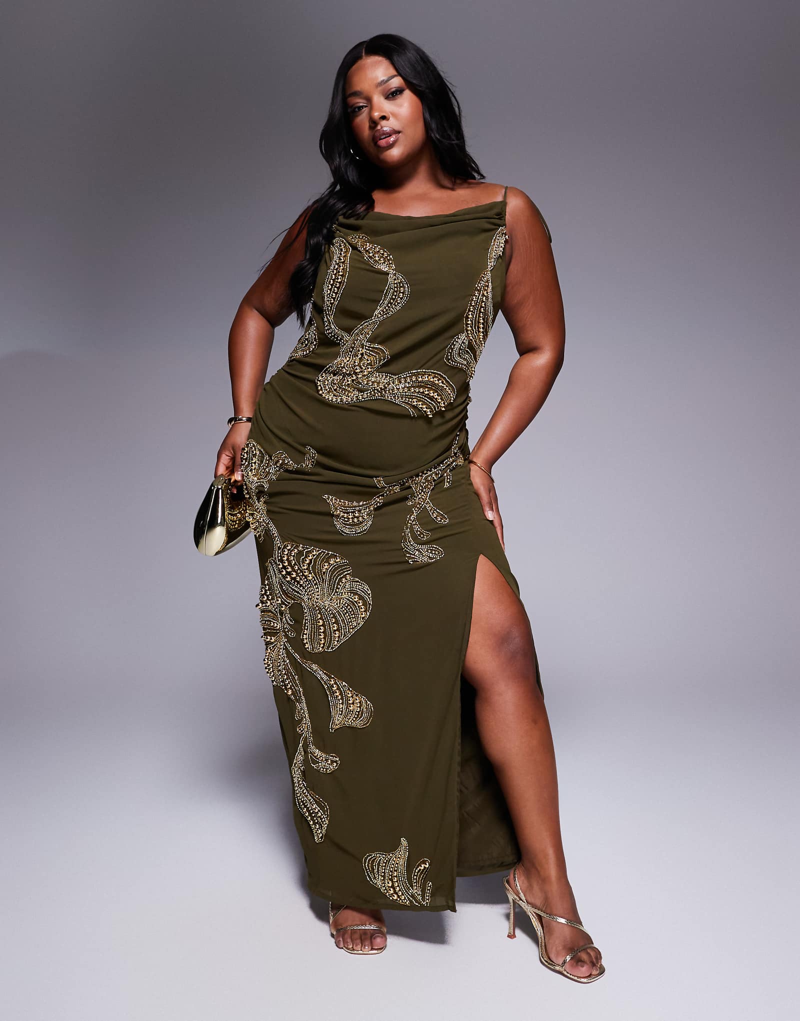 Макси-платье с драпированной юбкой ASOS DESIGN Curve с заниженной талией и украшениями зеленого цвета хаки 40590₽