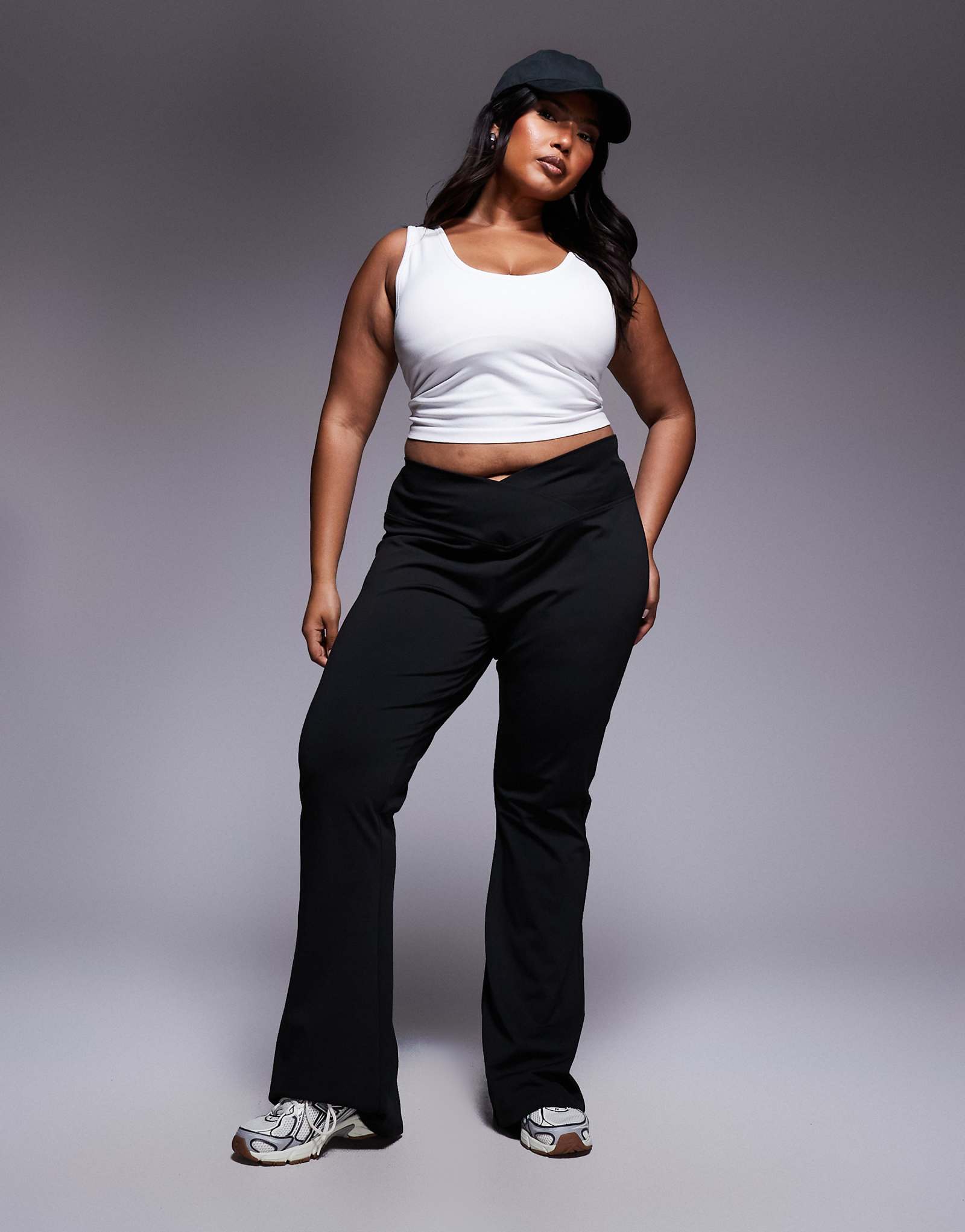 ЧЕРНЫЕ расклешенные брюки ASOS DESIGN с завышенной талией и рельефным вырезом спереди 7090₽