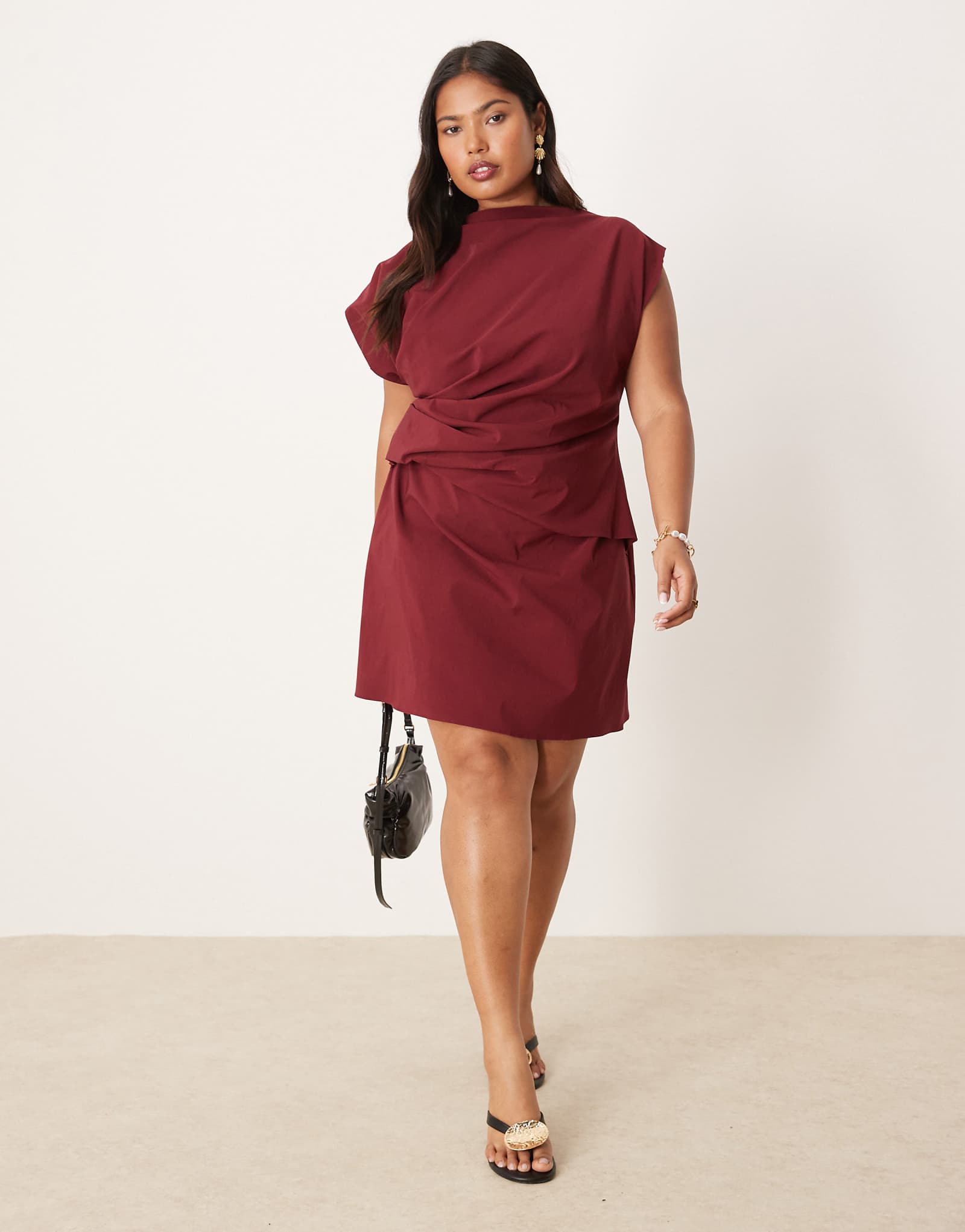 Плиссированное мини-платье из бенгалина с высоким воротом от ASOS DESIGN Curve бордового цвета 11190₽