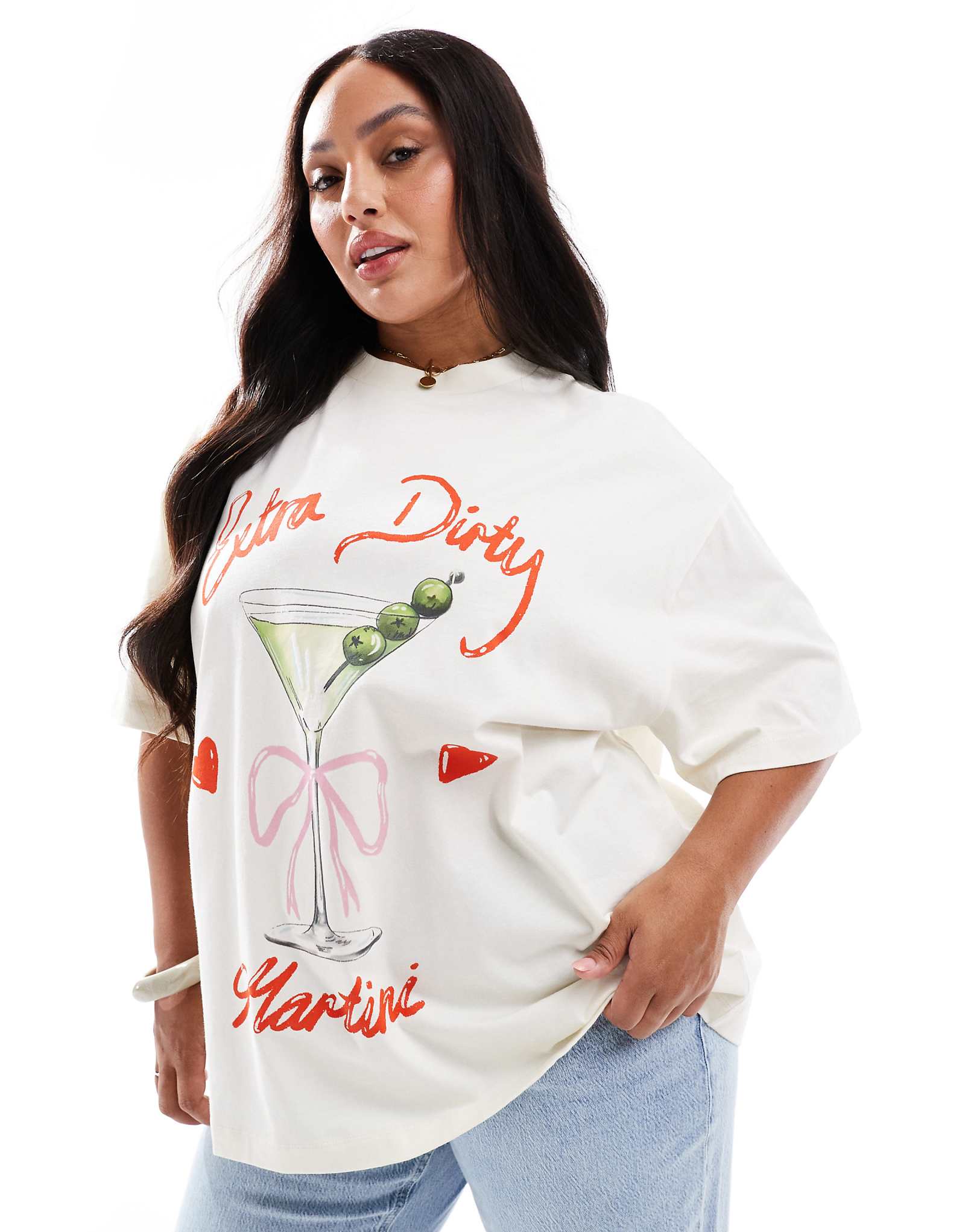 Футболка оверсайз ASOS DESIGN Curve с рисунком мартини кремового цвета 5090₽