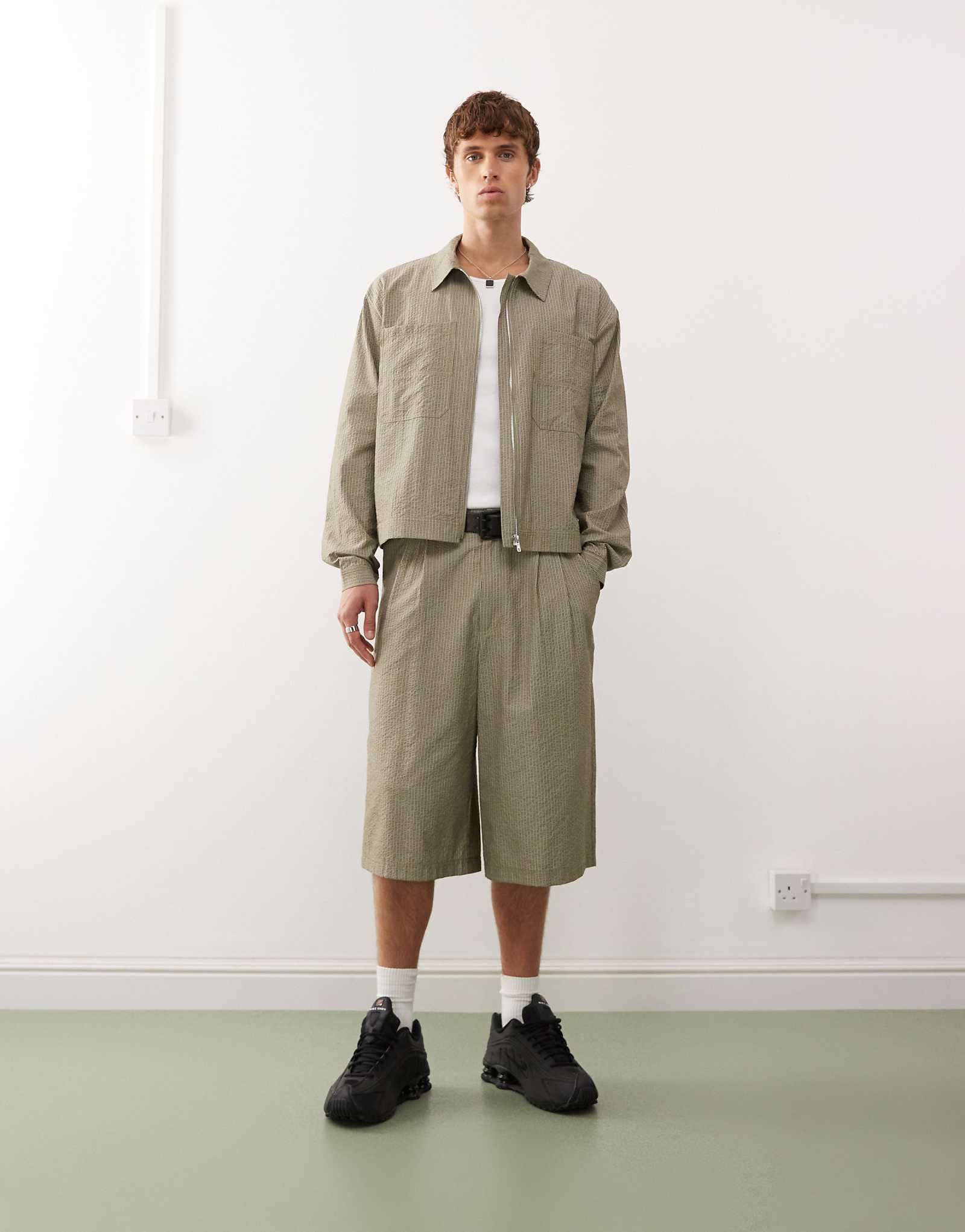 Сшитые на заказ удлиненные шорты цвета хаки 11190₽