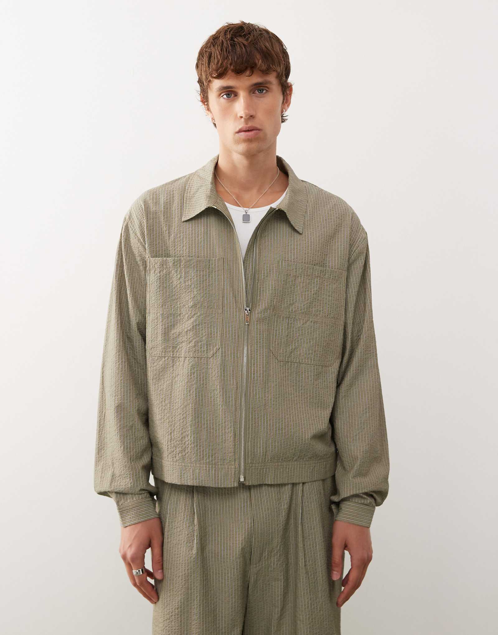 Сшитая на заказ куртка-бомбер цвета хаки 6090₽