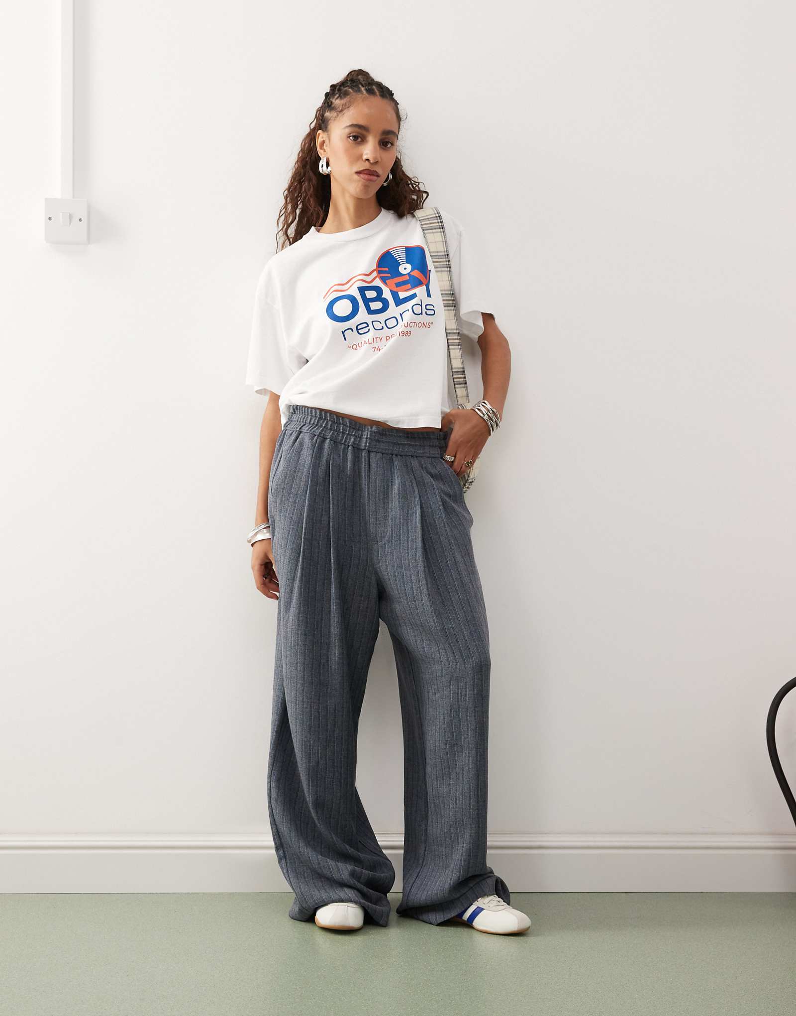 Облегающие брюки в сговоре свободного кроя в темно-синюю полоску