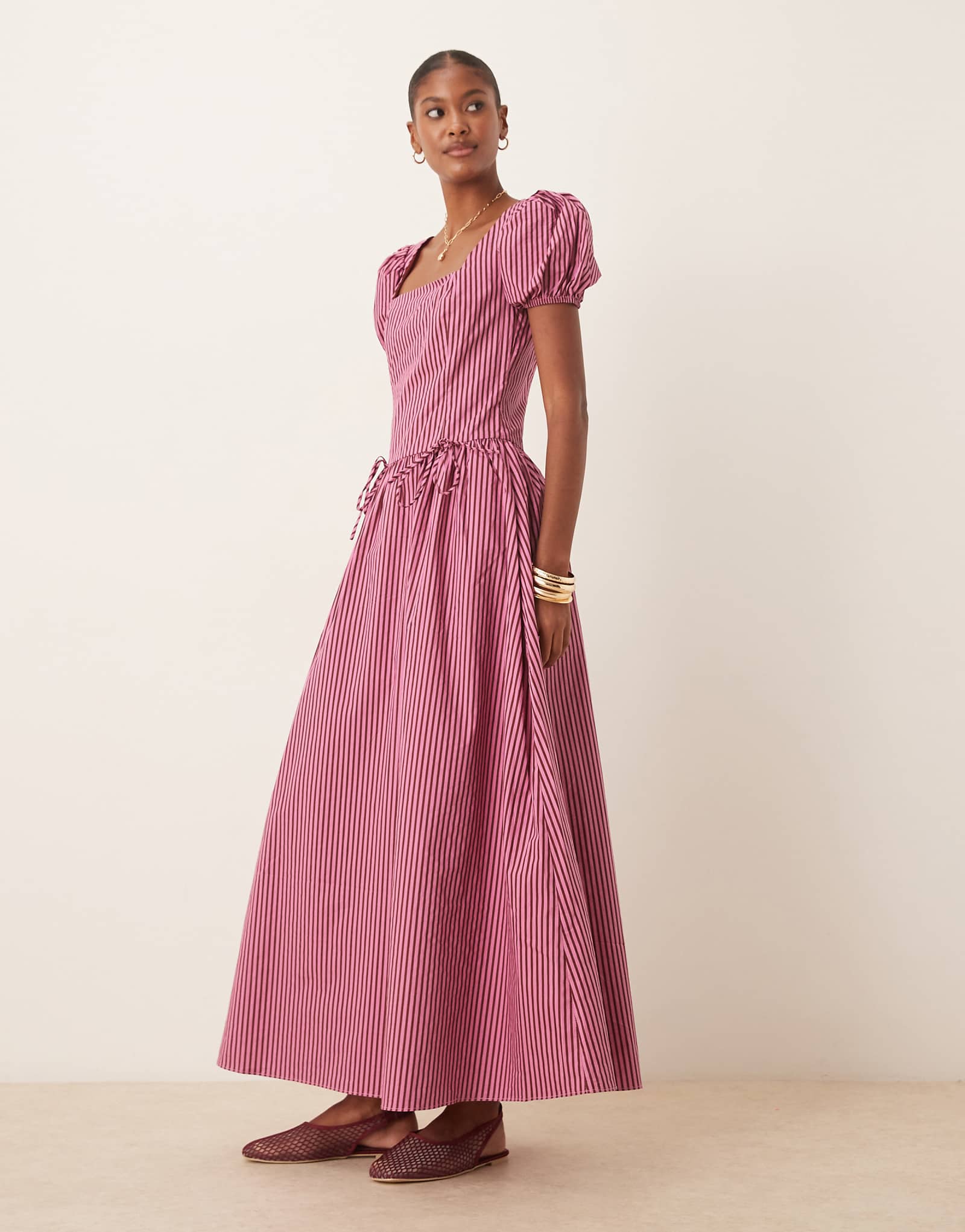 Гламурное макси-платье из поплина с заниженной талией и коротким рукавом в красную и розовую полоску