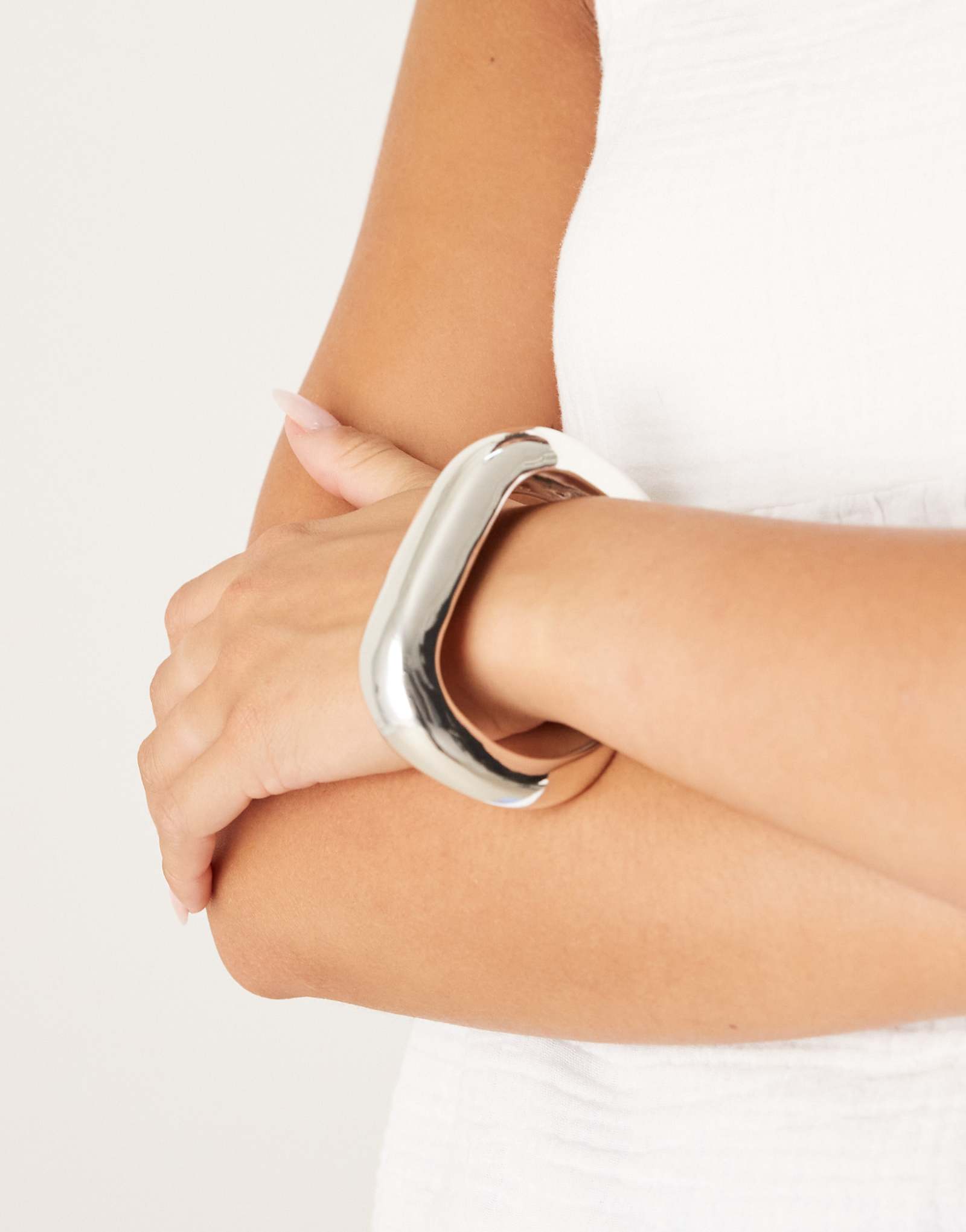 Дополните аксессуар квадратной плотной манжетой серебристого оттенка