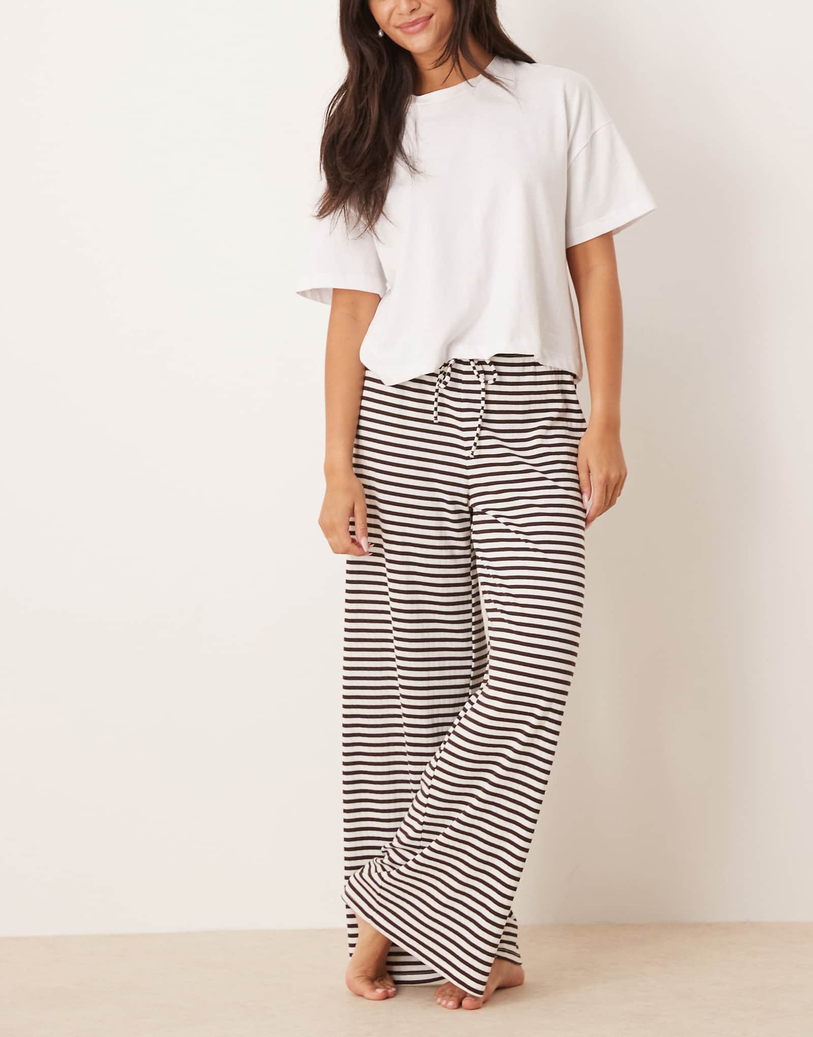 Широкие брюки из сверхмягкого джерси Gina Tricot с завязками на талии в белокоричневую полоску 10590₽