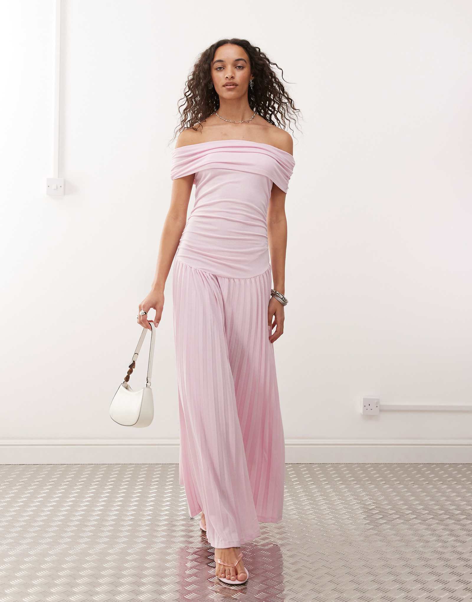 Нежно-розовое плиссированное макси-платье с рюшами и заниженной талией в стиле 