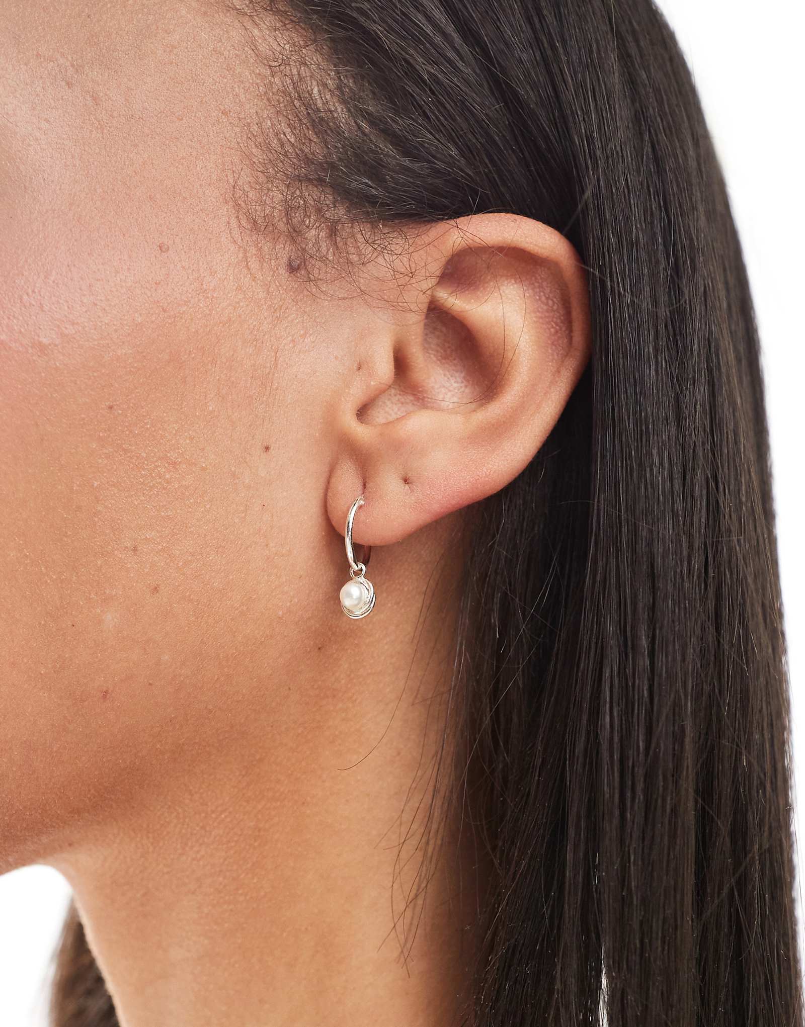 Серьги-кольца Kingsley Ryan с круглым жемчужным шармом из чистого серебра 4290₽