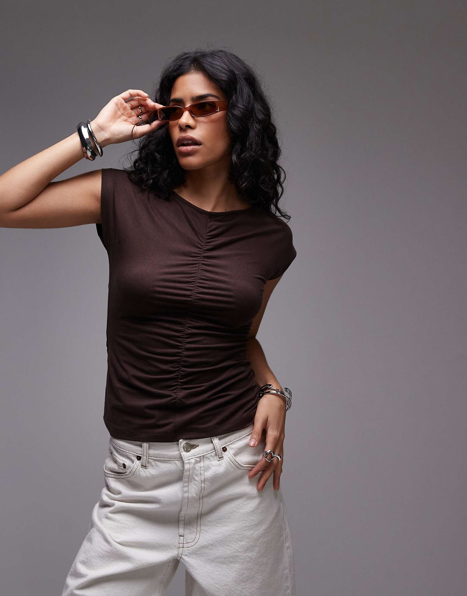 Хлопковая эластичная футболка ARKET с пышными присборенными швами коричневого цвета 8790₽