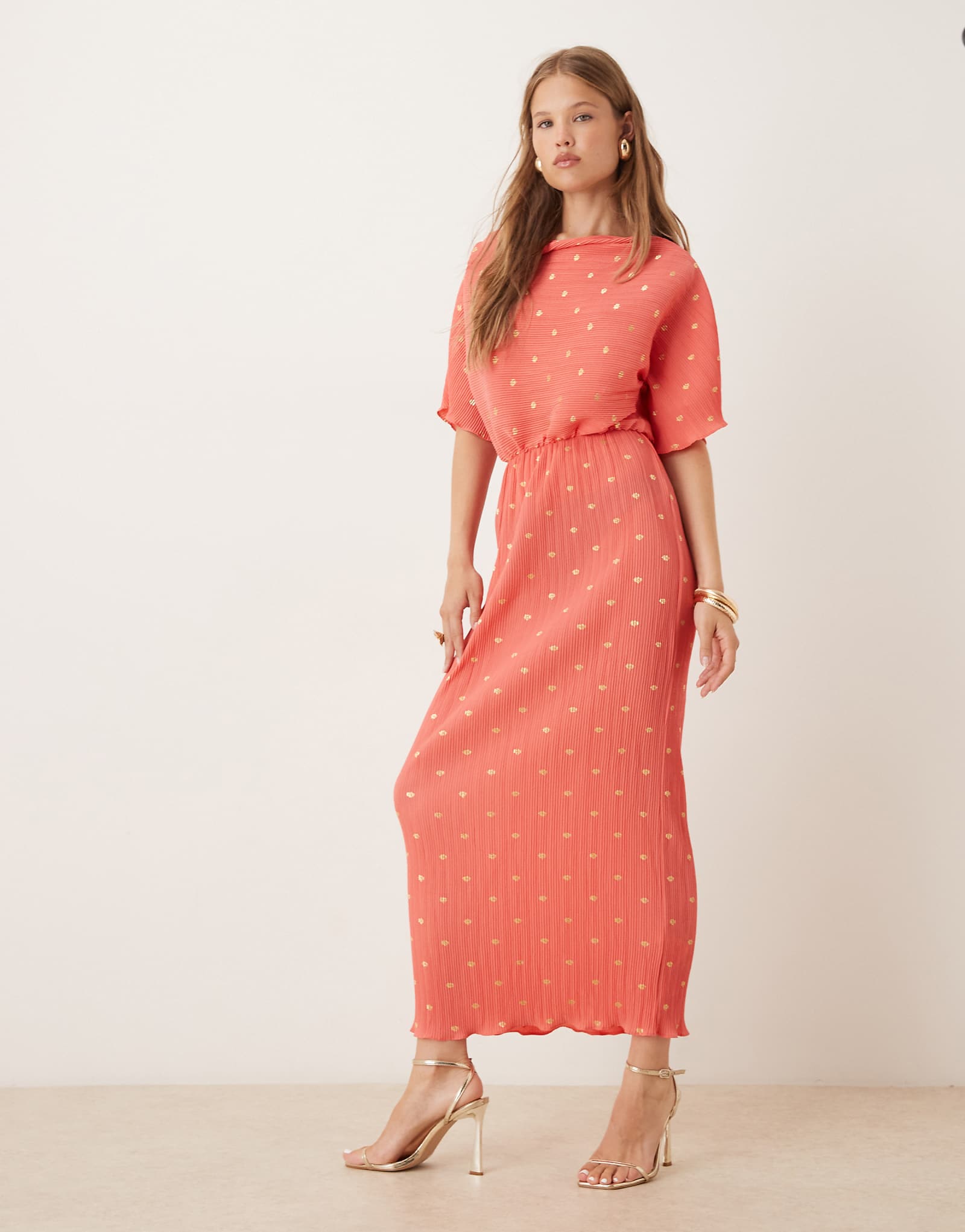 Никогда не одевавшееся полностью платье Tilly plisse midaxi с открытыми плечами кораллового и золотого цвета
