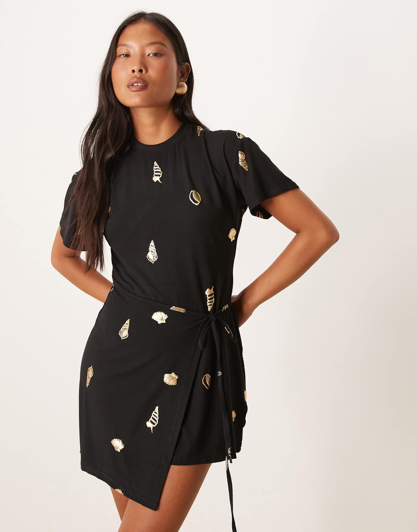 Никогда не одевавшееся полностью миниатюрное мини-платье с золотыми ракушками черного цвета 32090₽