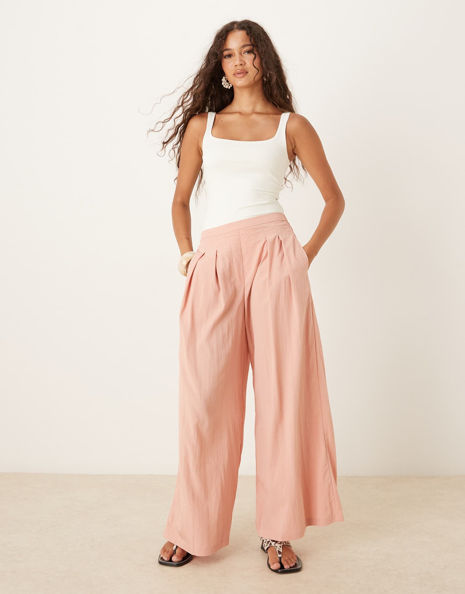 Легкие широкие брюки Mango нежно-розового цвета 12190₽