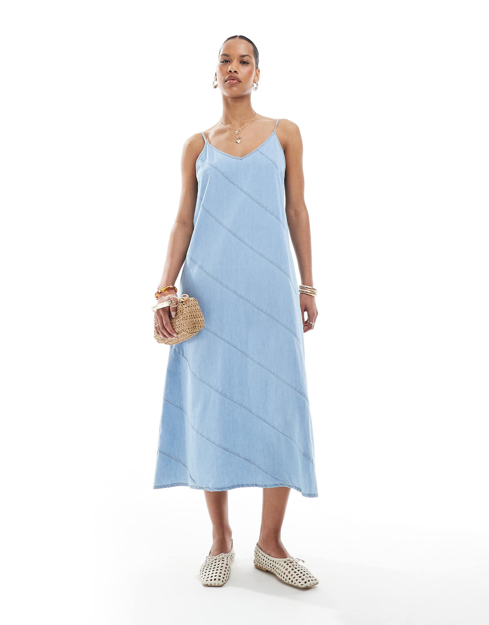 ЕДИНСТВЕННОЕ джинсовое платье мидакси светло-голубого цвета с разрезом и шитьем 15490₽