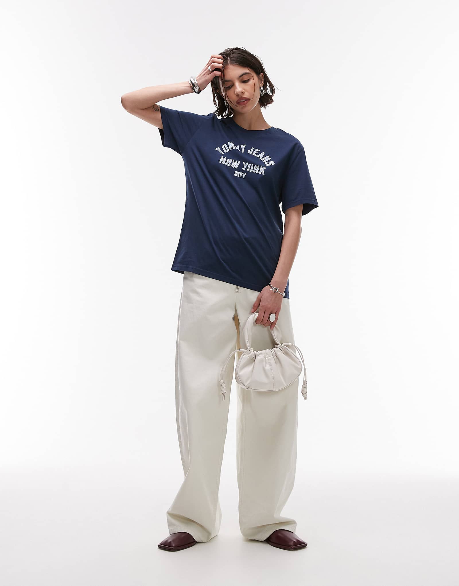 Футболка Tommy Jeans с логотипом университета в непринужденном стиле темно-синего цвета 11990₽