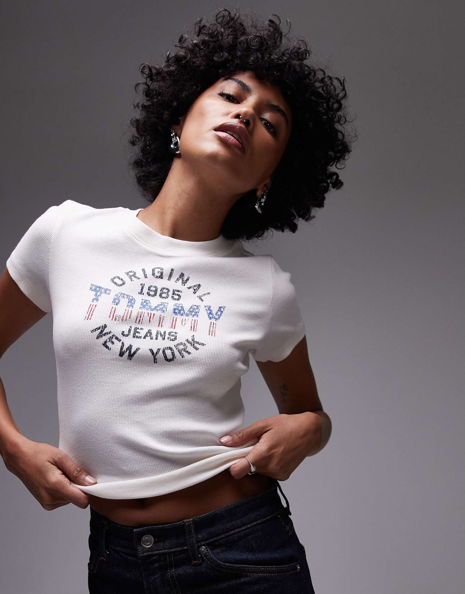 Футболка с логотипом Tommy Jeans usa central белого цвета 10390₽