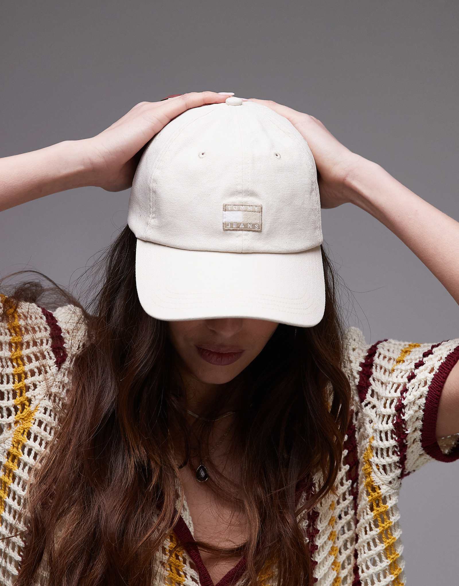 Холщовая кепка с логотипом Tommy Jeans цвета экрю 11990₽