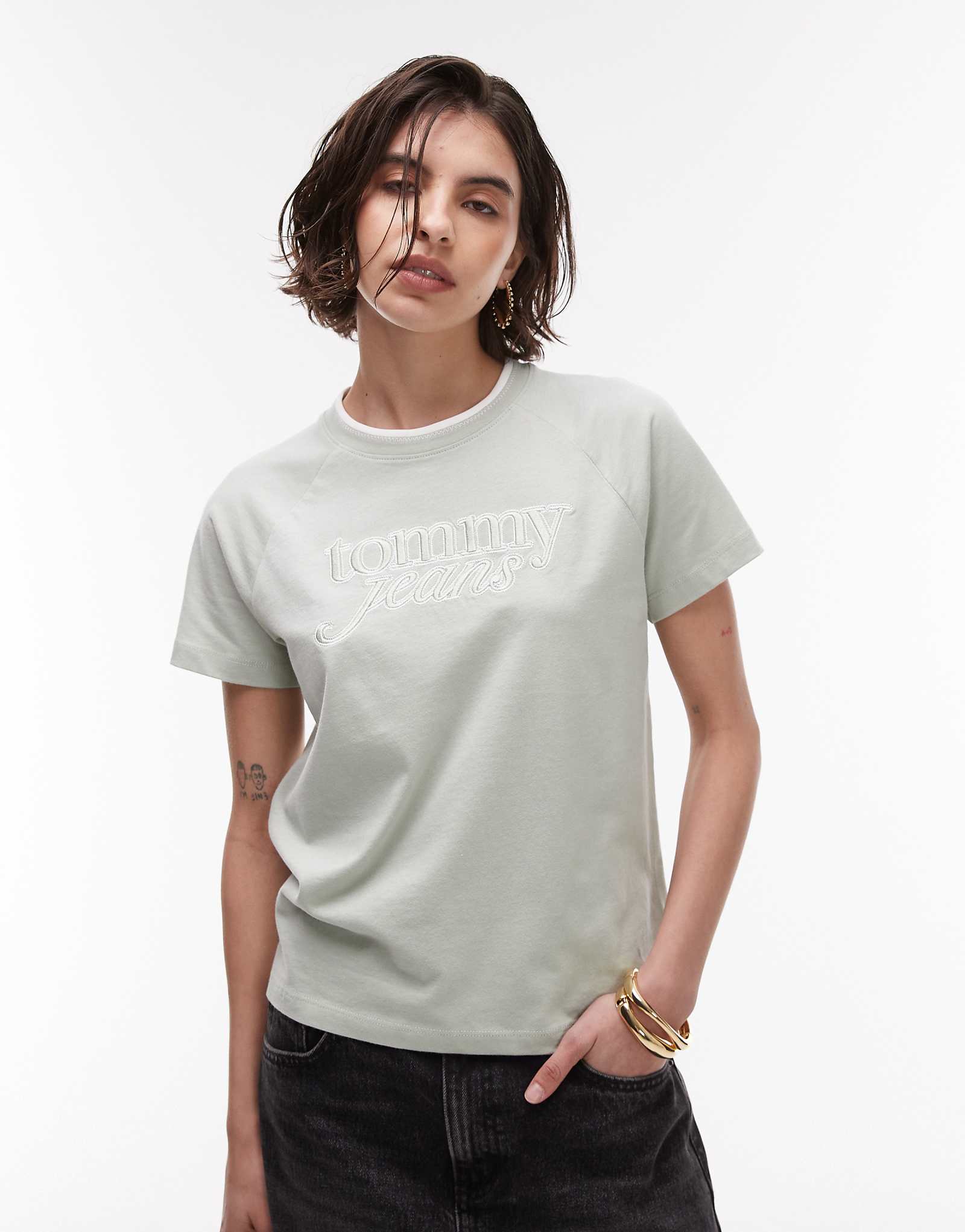 Футболка с крупным вышитым логотипом Tommy Jeans темно-зеленого цвета 10390₽