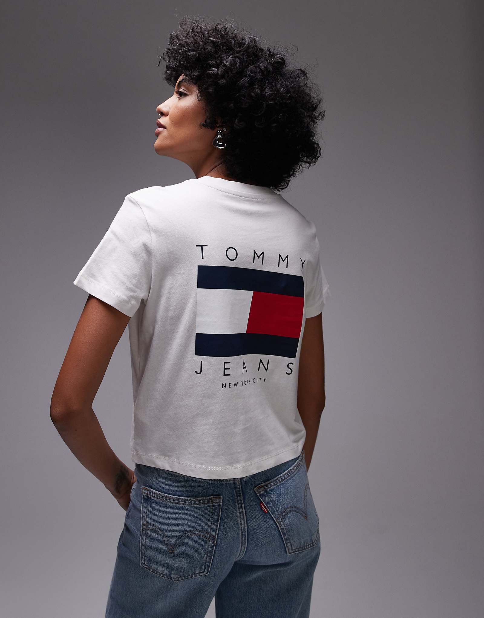 Футболка с логотипом Tommy Jeans flag backprint белоснежного цвета 10390₽