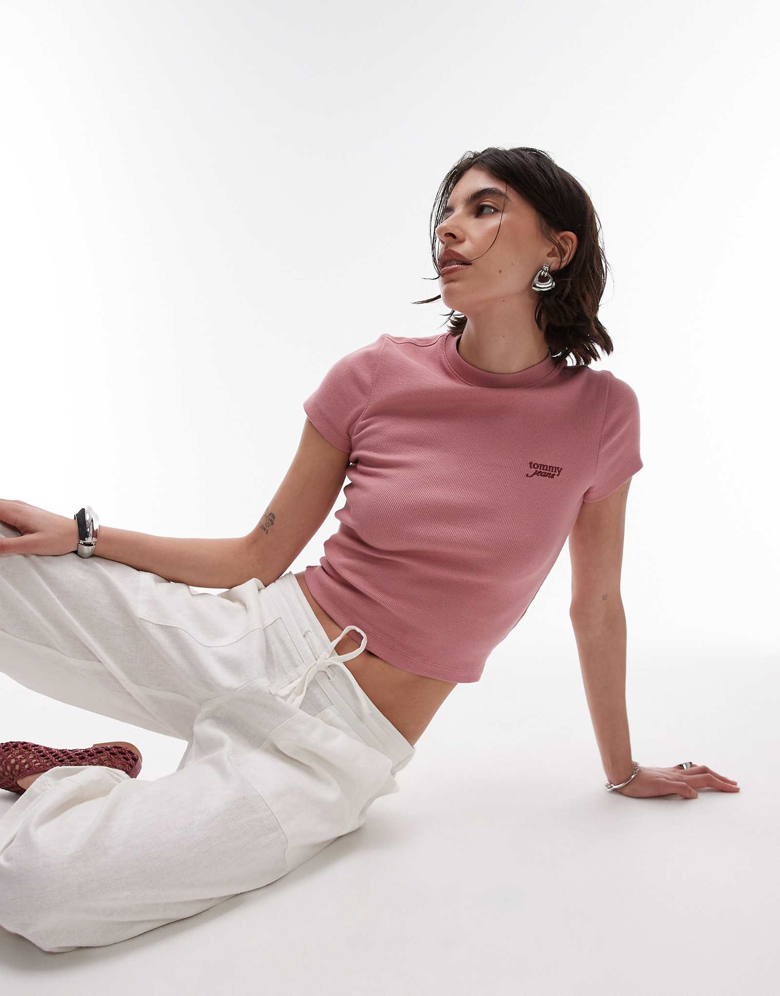 Футболка с выцветшим розовым логотипом Tommy Jeans со смещенным от центра шрифтом script 8990₽