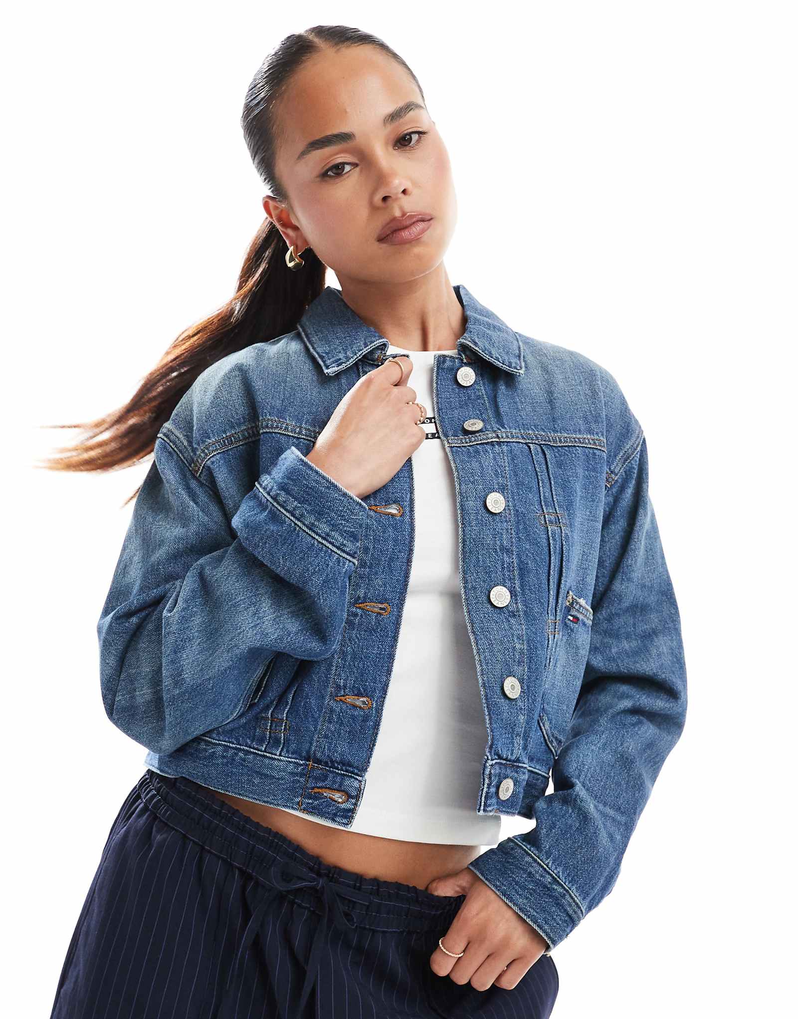 Джинсовая куртка дальнобойщика Tommy Jeans из плиссированной ткани с вышивкой темно синего цвета 35690₽