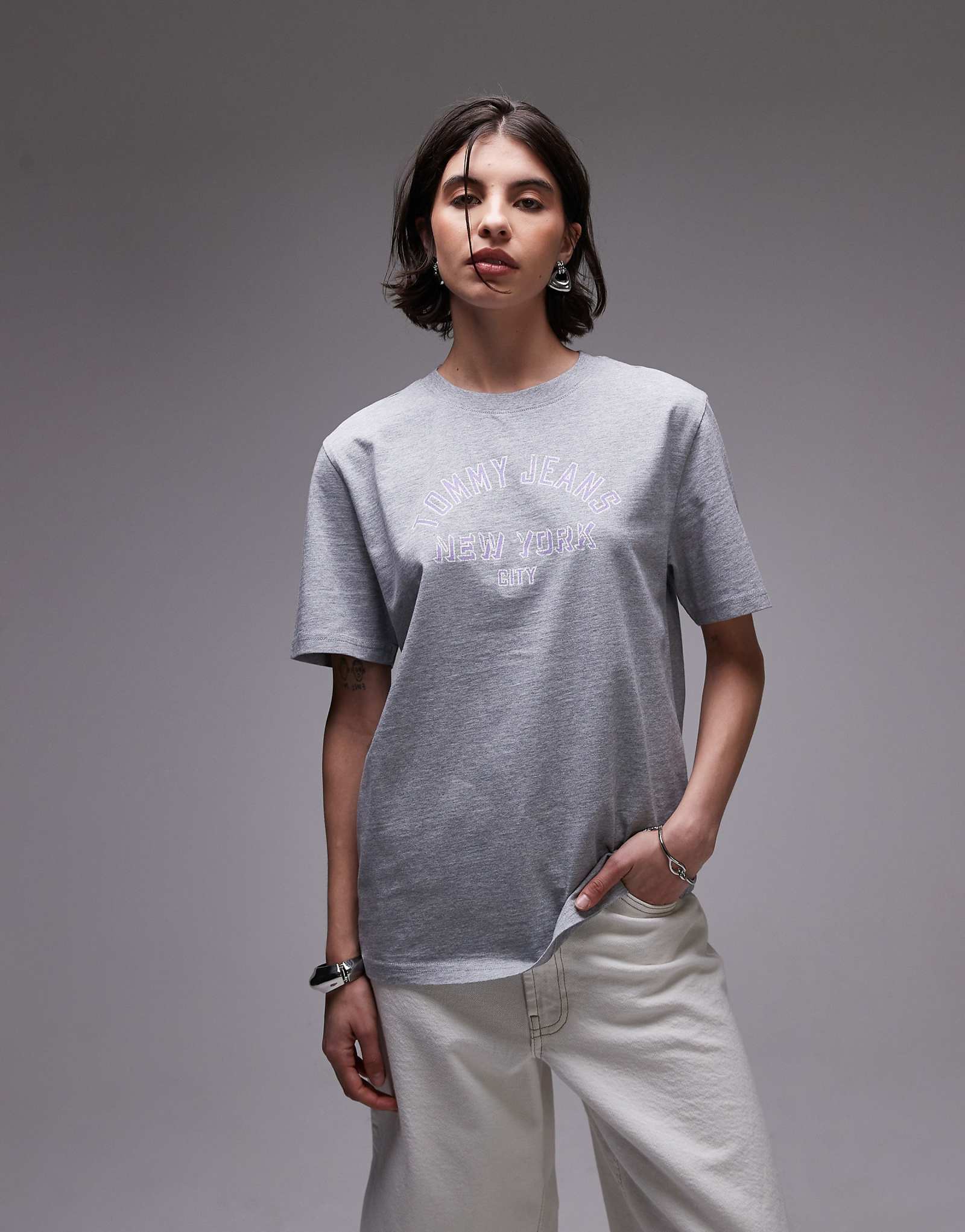 Серая футболка с непринужденным логотипом университета Tommy Jeans 11990₽