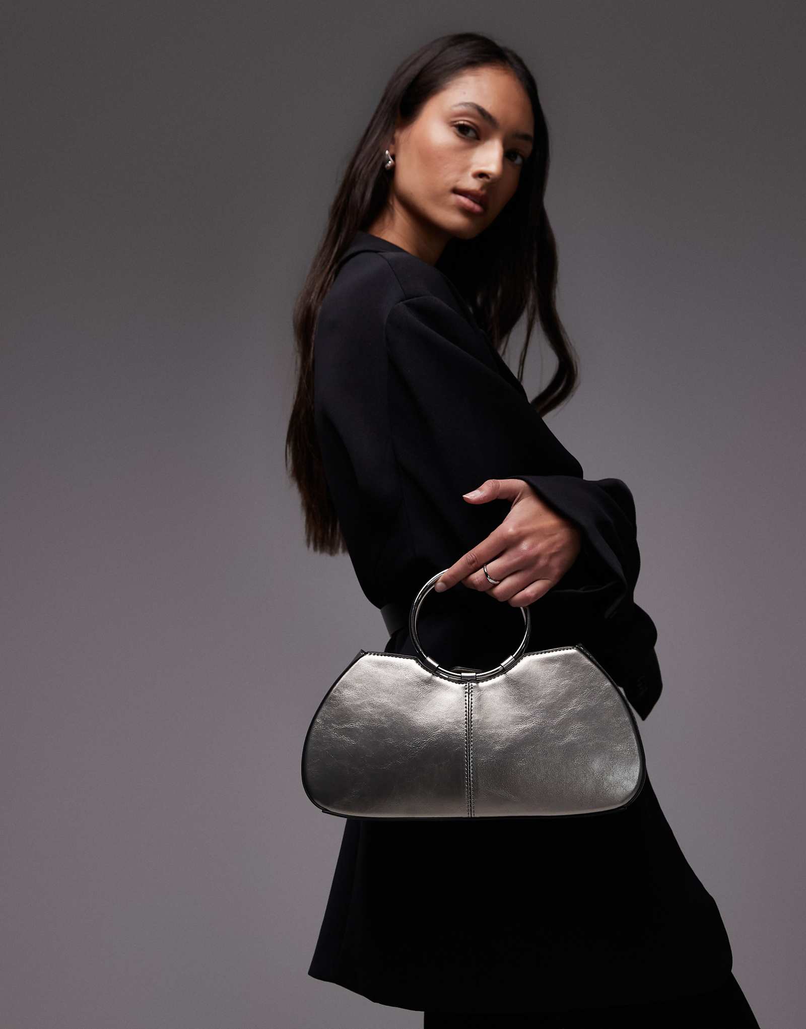 Серебряная сумочка с металлическим кольцом на ручке от Topshop Griffith 10190₽