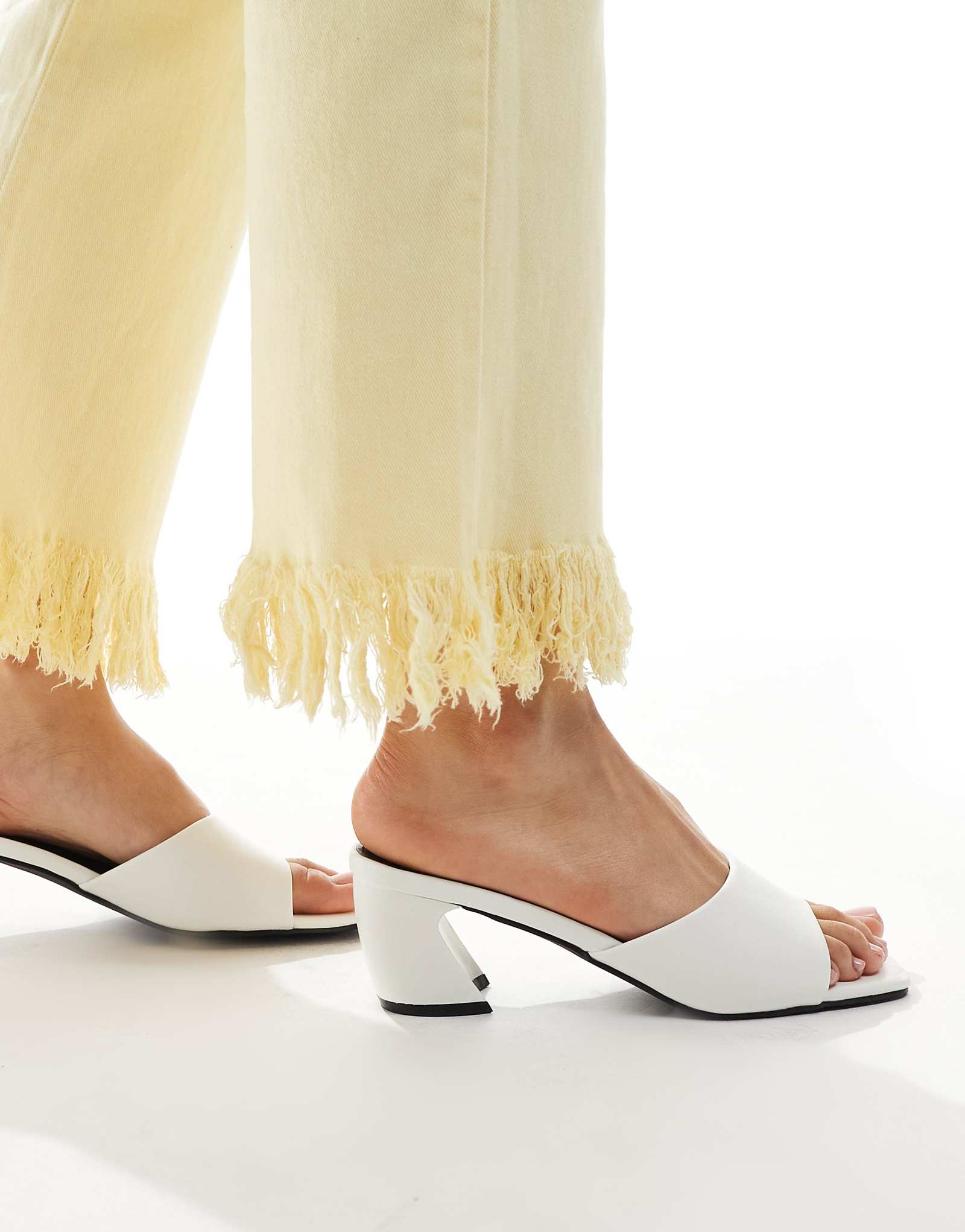 Белые мулы RAID Saanvi на массивных каблуках