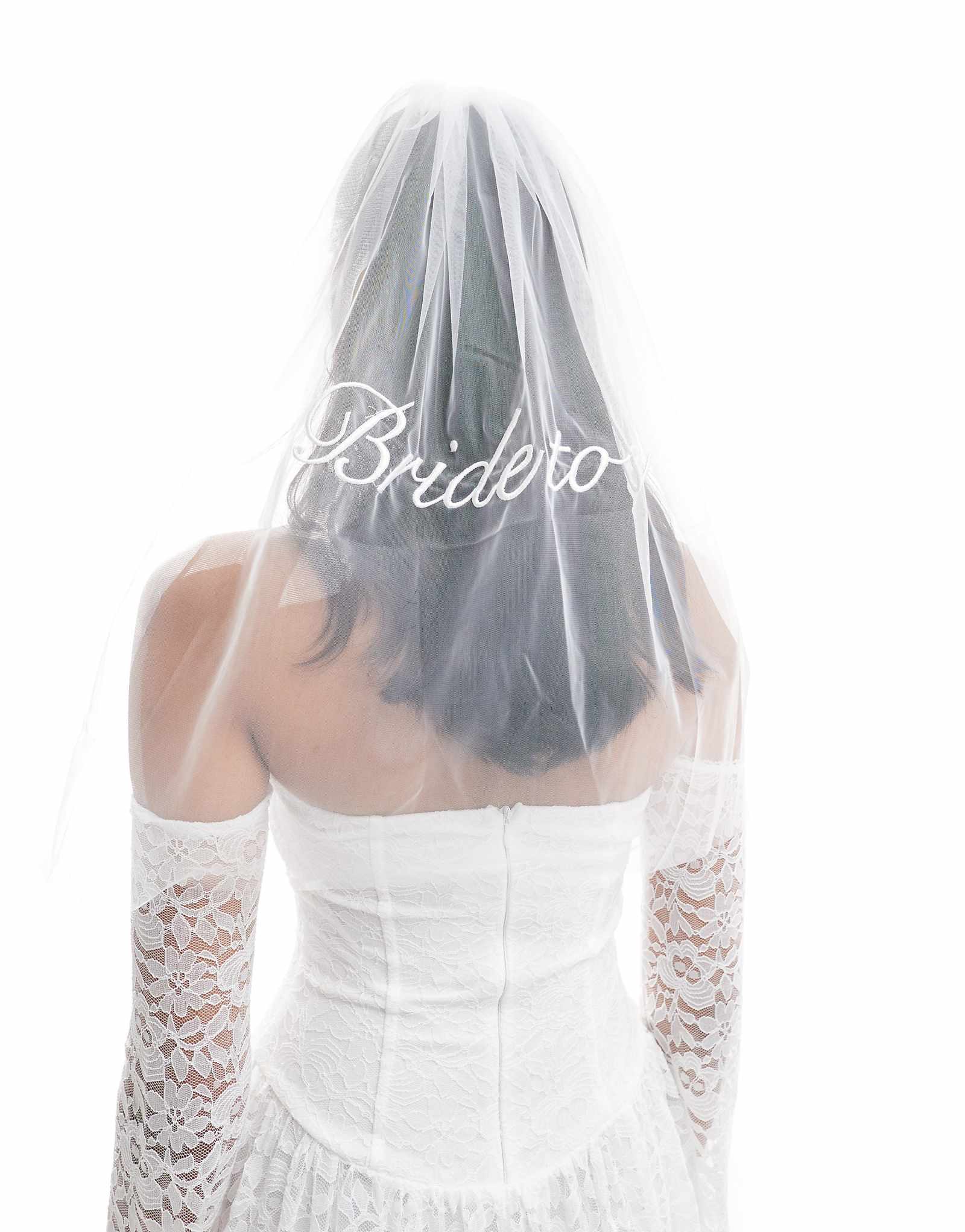 Шестиэтажная фата будущей невесты из тюля цвета слоновой кости