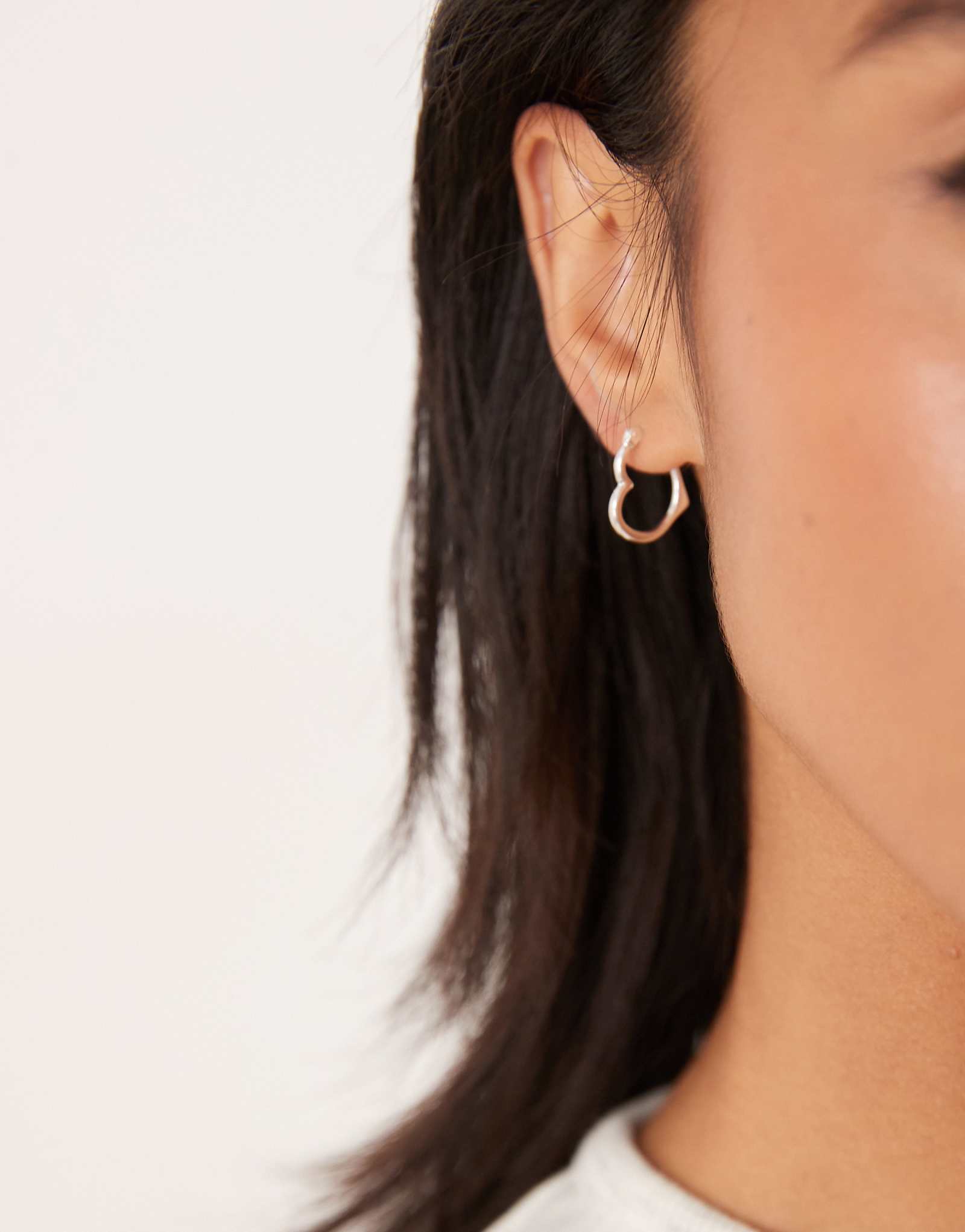 Серьги-кольца Seol + Gold heart из чистого серебра