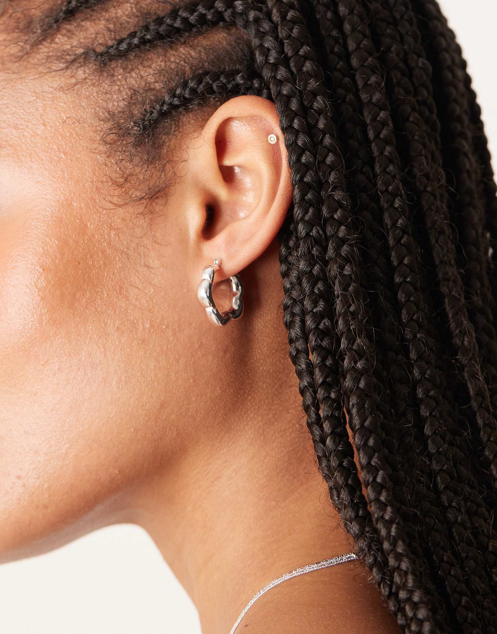 Серьги-кольца с пышными цветами из чистого серебра Seol + Gold