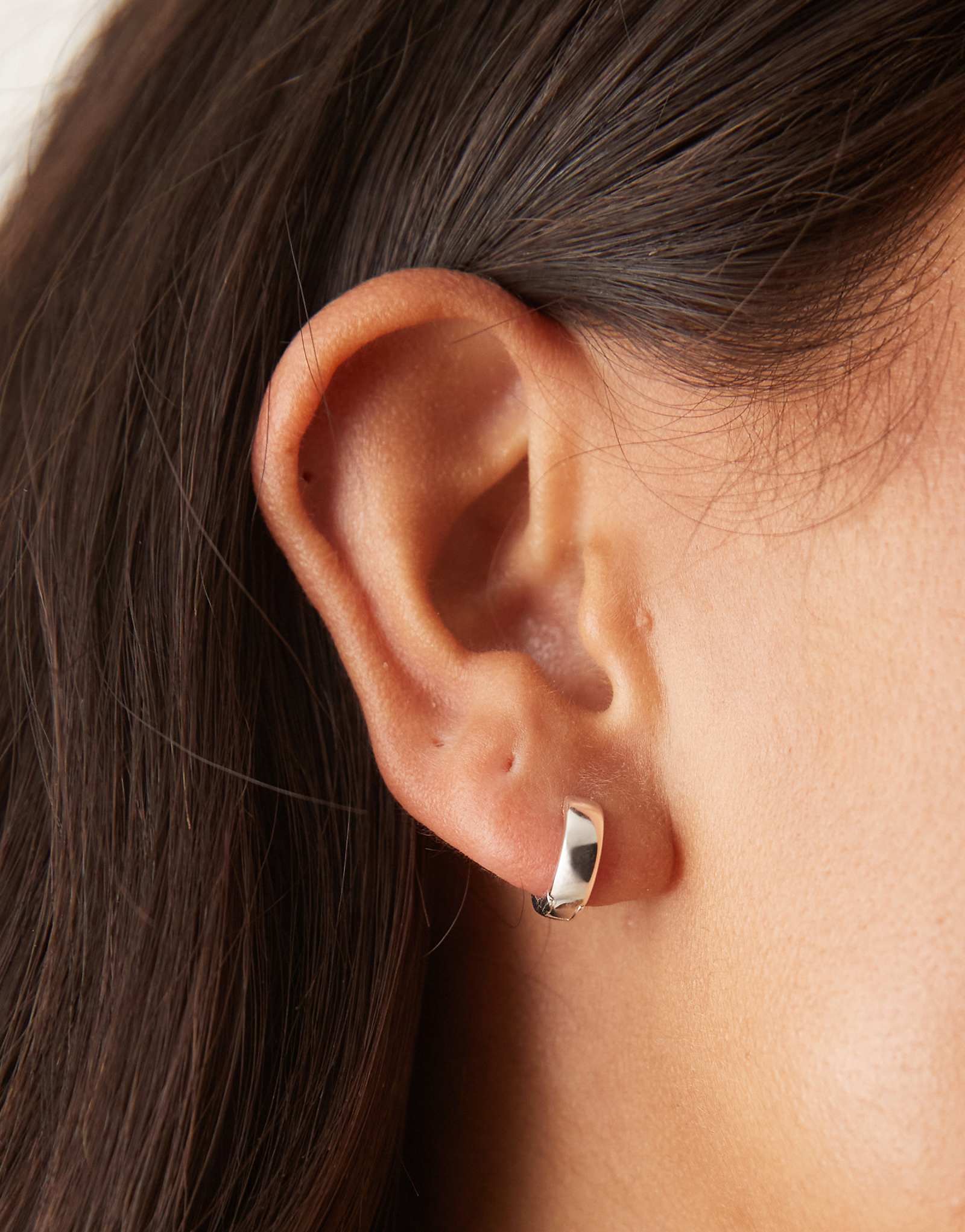 Массивные серьги-кольца huggie из чистого серебра Seol + Gold