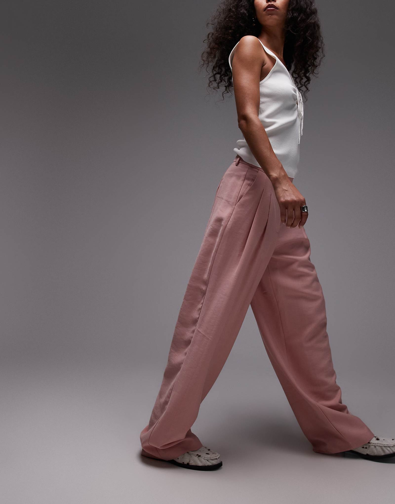 Широкие брюки из купро-кожи премиум-класса от Topshop розового цвета 15290₽