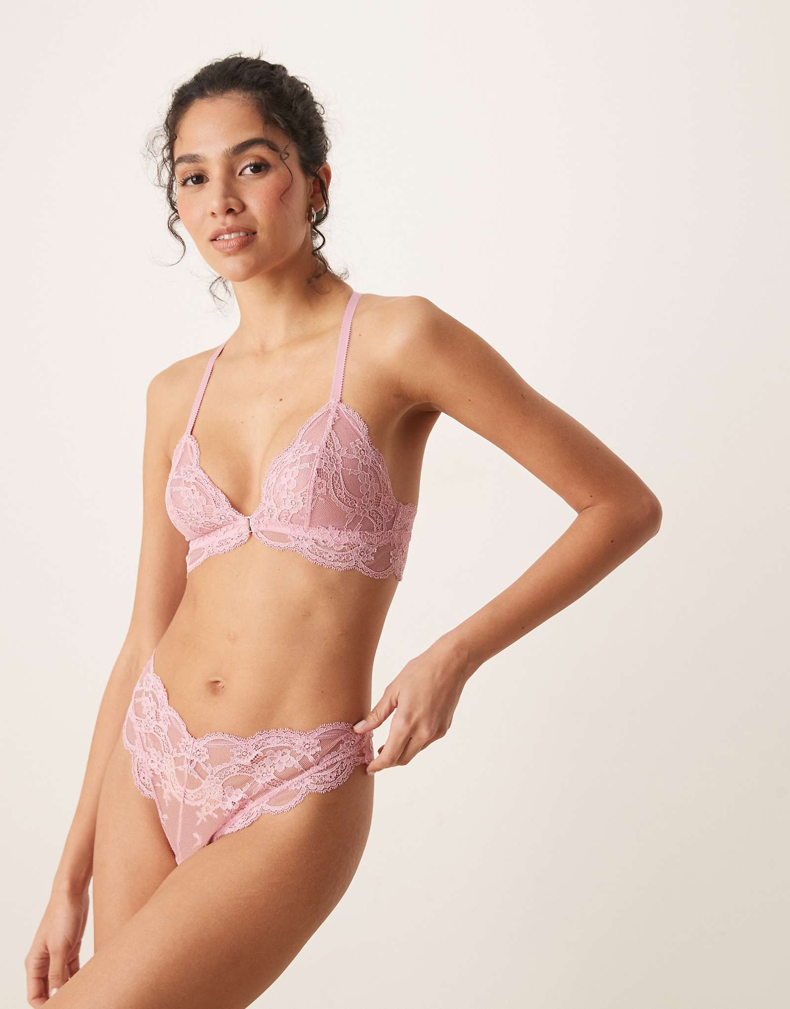 Кружевные бразильские трусы Lola от ASOS DESIGN нежно-розового цвета 2890₽