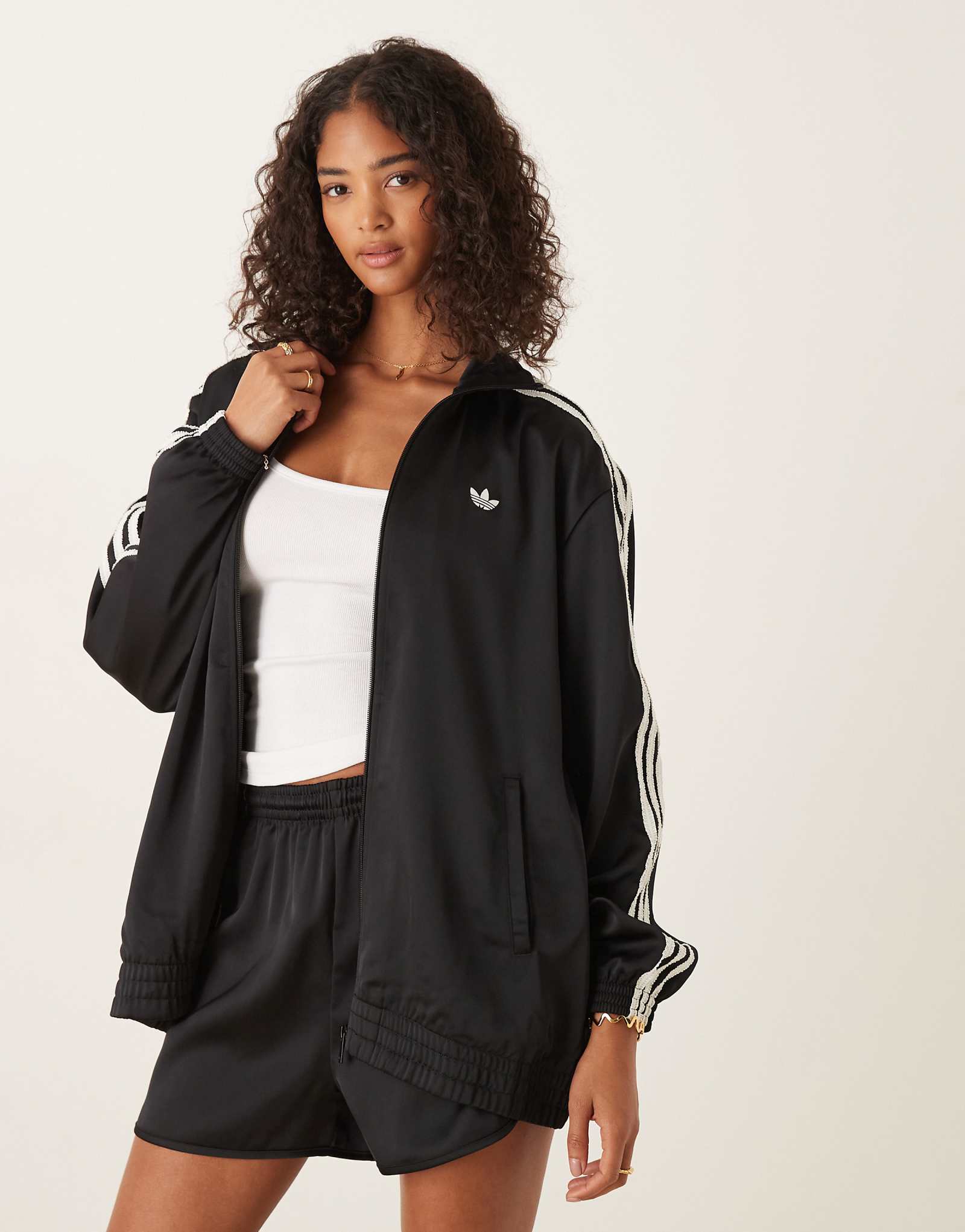 Спортивный топ adidas Orignals Campus из атласа с рюшами черного цвета 17390₽