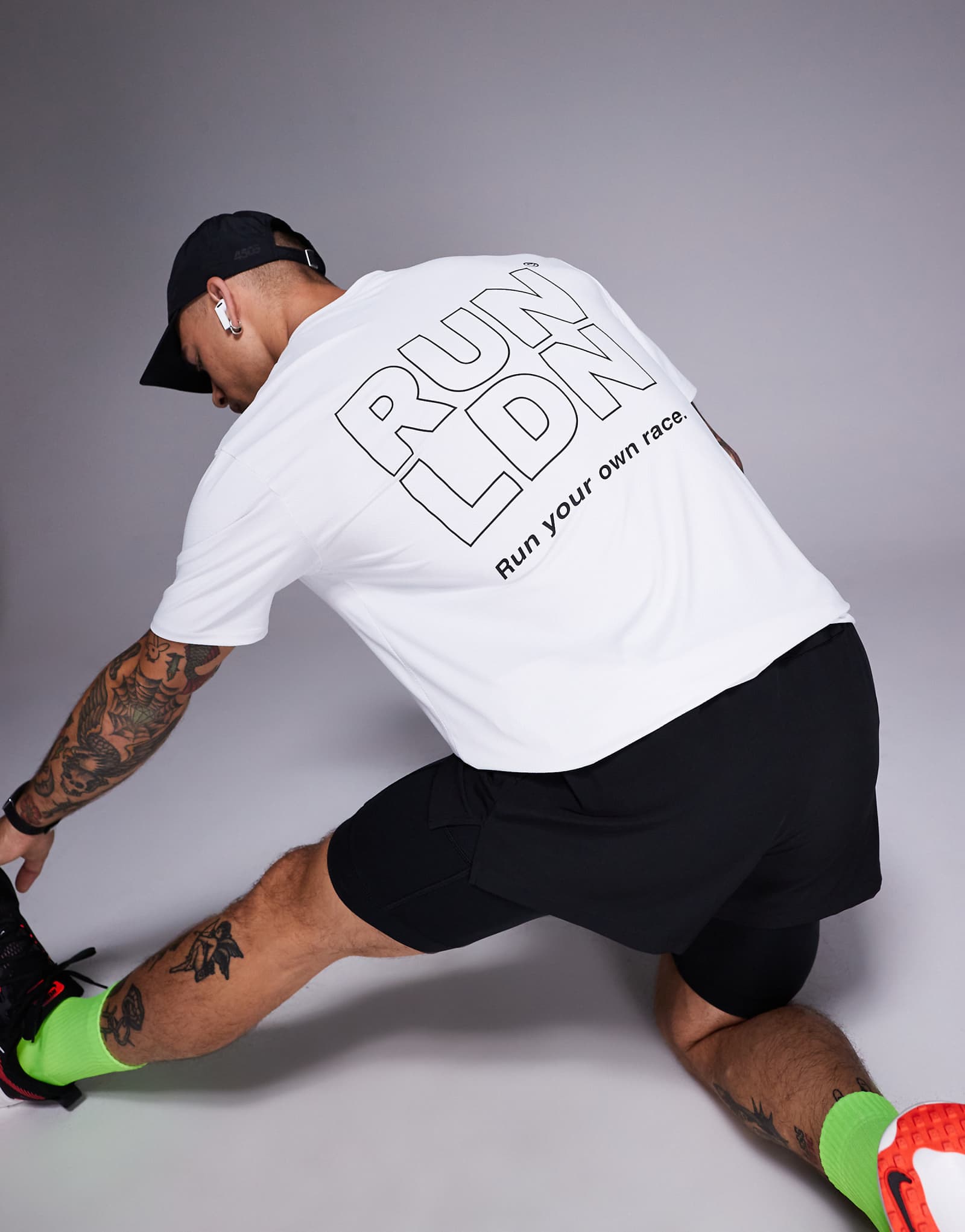 4505 Футболка для бега с сетчатым принтом RUN LDN на спине белого цвета 5090₽