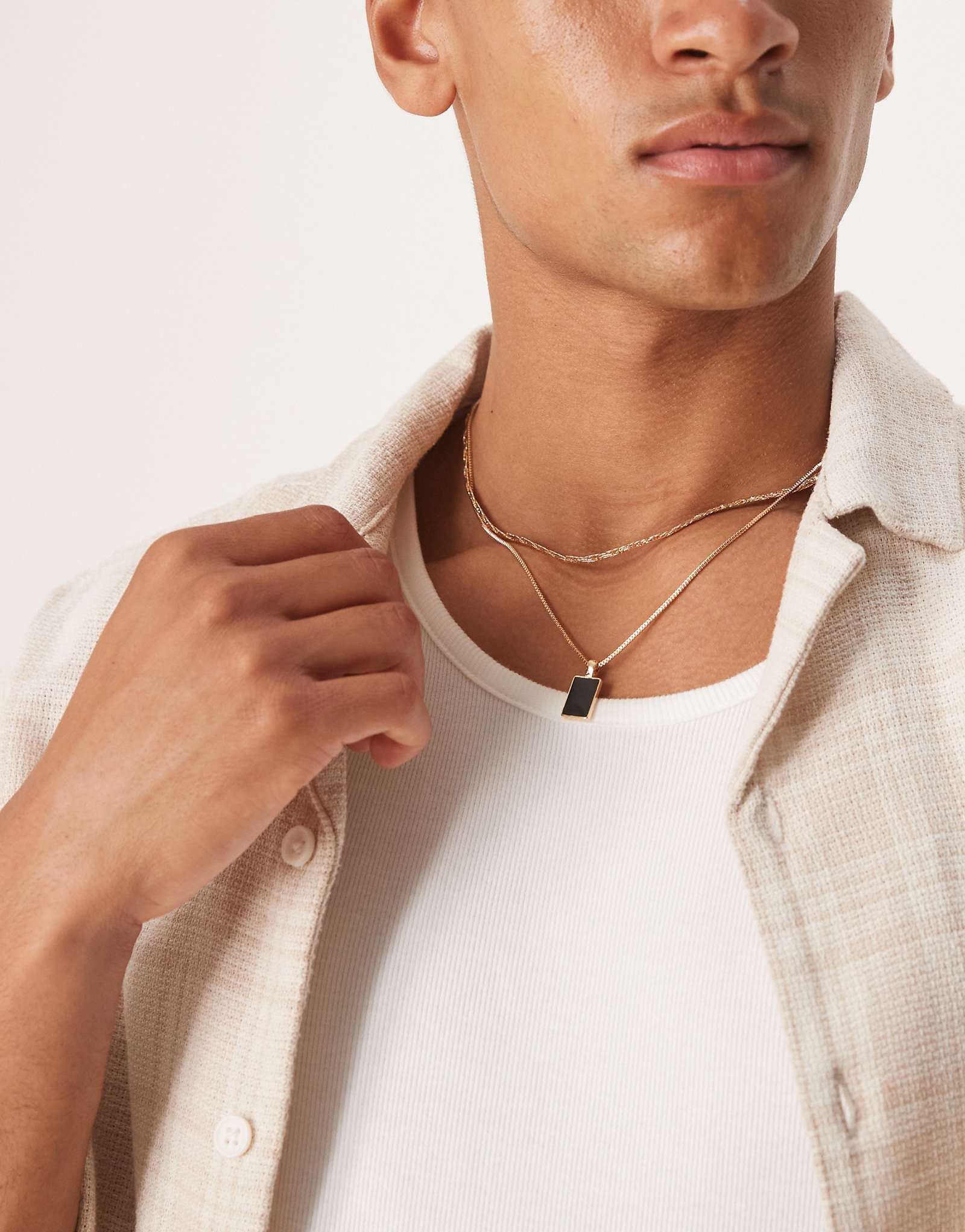 ДИЗАЙНЕРСКИЕ ожерелья ASOS DESIGN из 2-х комплектов с подвеской из черной эмали золотого оттенка 4090₽