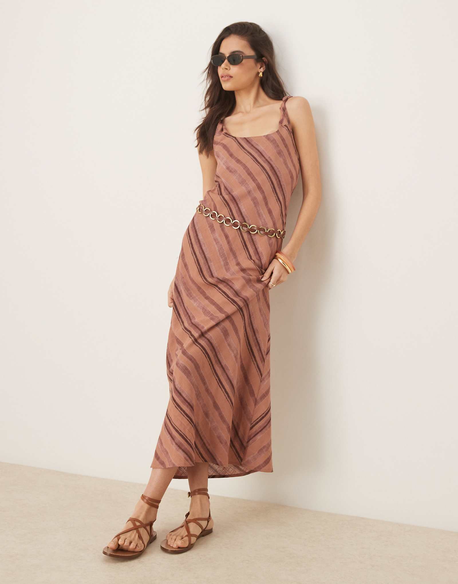 ДИЗАЙНЕРСКОЕ длинное льняное платье макси с перекручивающимися бретельками в шоколадную полоску от ASOS DESIGN 8790₽