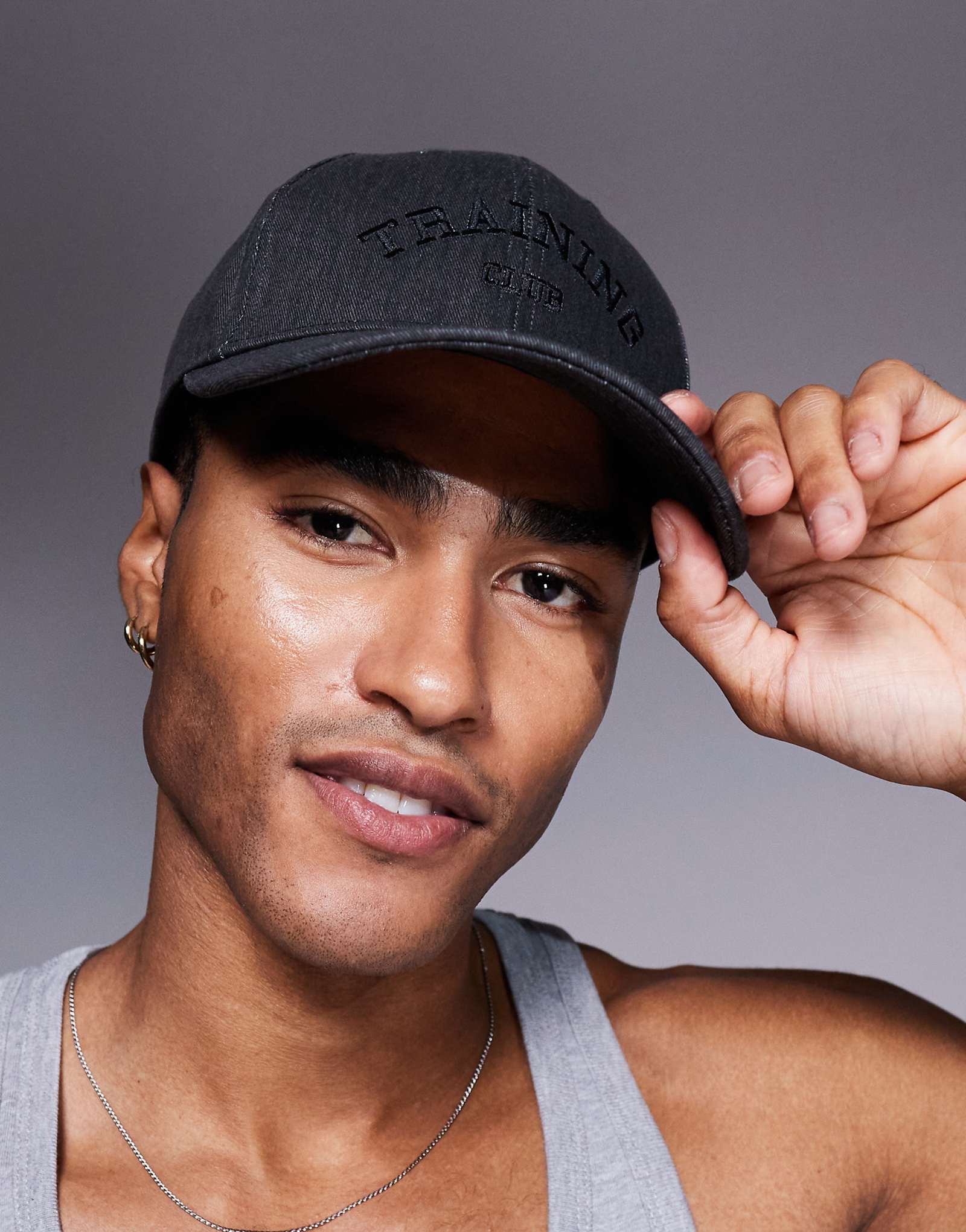 4505 Лифтинговая тренировочная шапочка с графическим рисунком в промытом черном цвете 3490₽