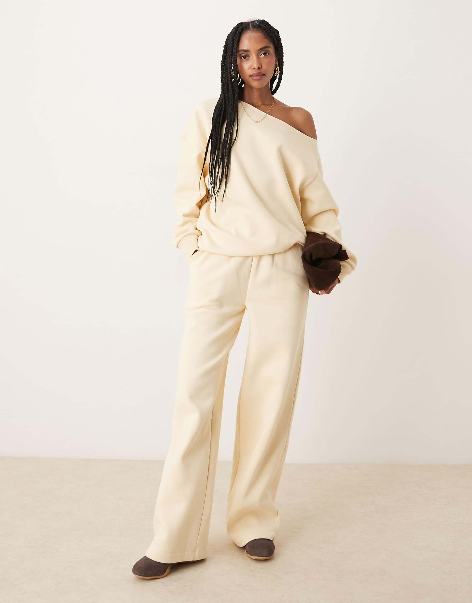 Дизайнерские спортивные брюки ASOS с широкими штанинами на подкладке из молочного цвета 6090₽