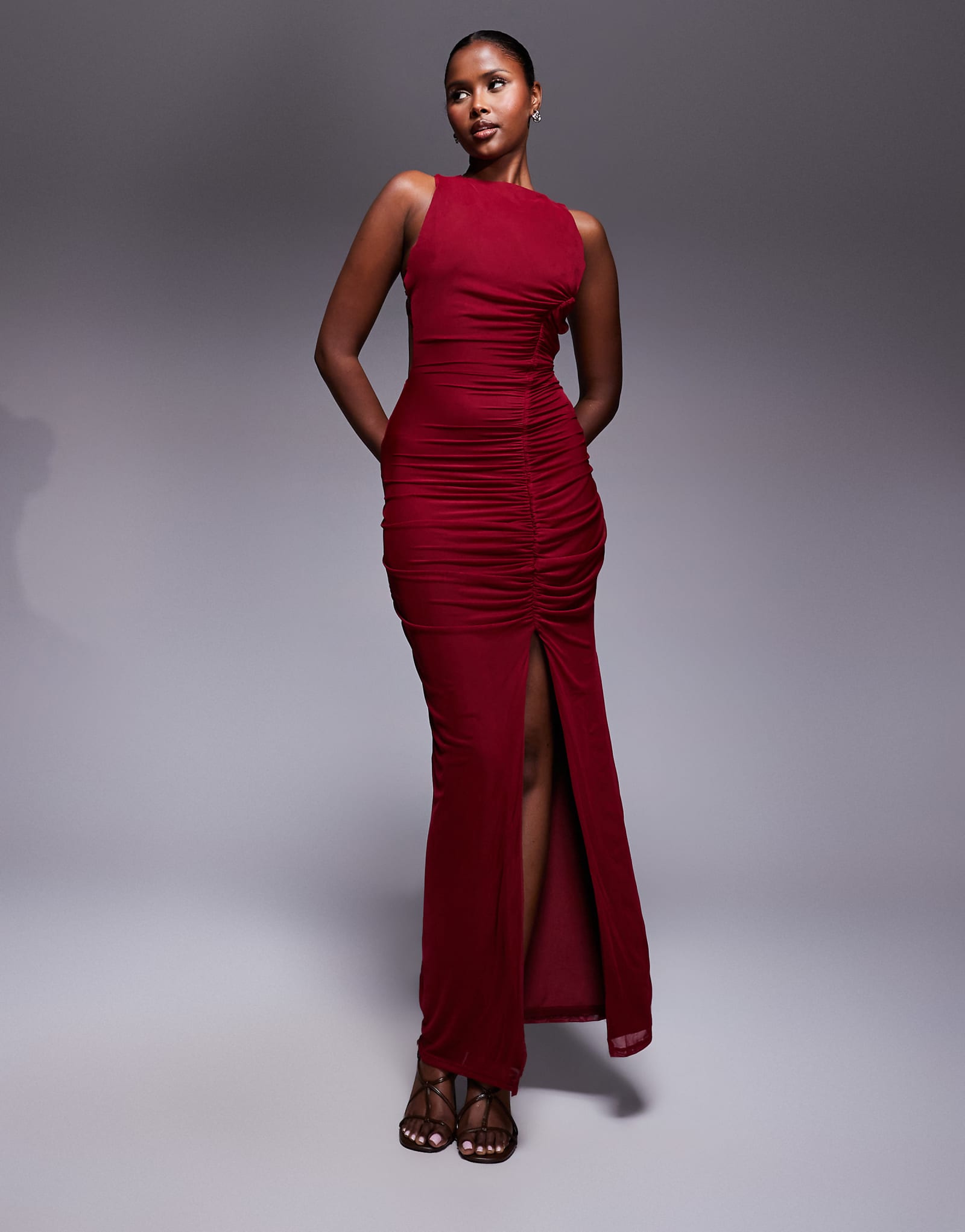 ДИЗАЙНЕРСКОЕ сетчатое макси-платье ASOS с рюшами на спине и ремешками темно-вишневого цвета