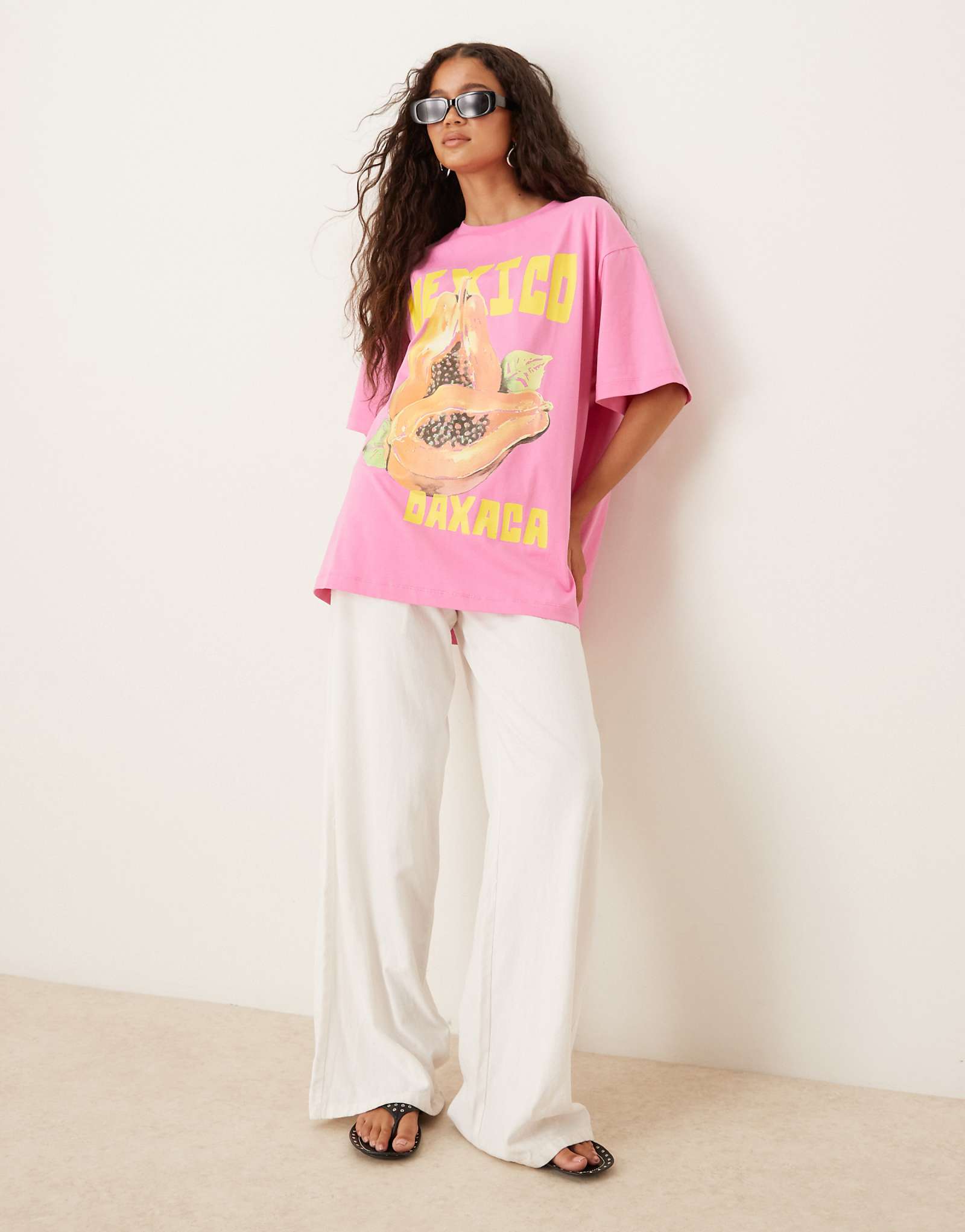 ДИЗАЙНЕРСКАЯ футболка оверсайз от ASOS с изображением мексиканской папайи розового цвета 2290₽