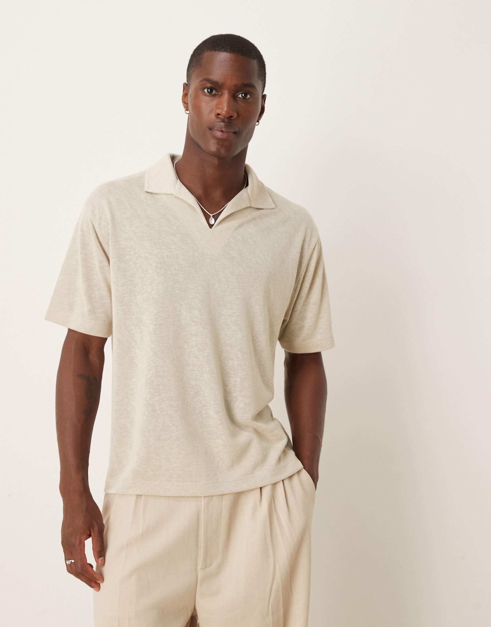 Льняная рубашка-поло свободного кроя бежевого цвета от ASOS DESIGN в непринужденном стиле 6090₽