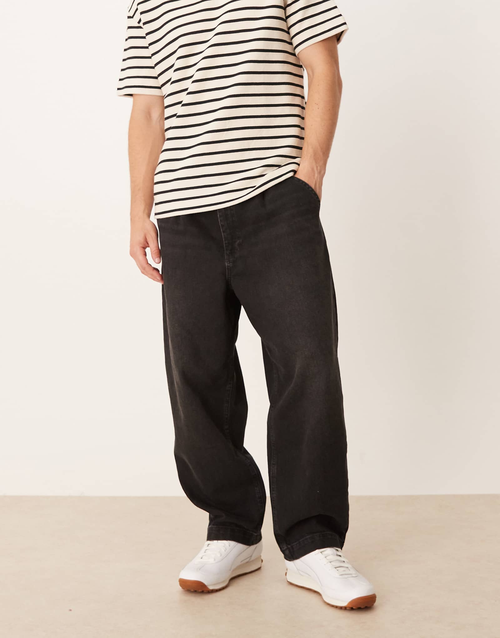 Зауженные плиссированные джинсы ASOS DESIGN свободного кроя черного цвета выполненные в стираном стиле 10390₽