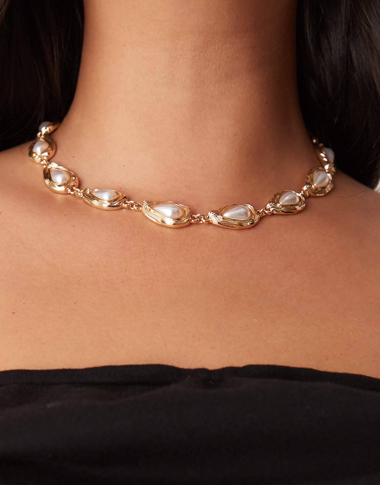 Короткое колье ASOS DESIGN Curve с искусственным жемчугом в золотистой оправе 3490₽