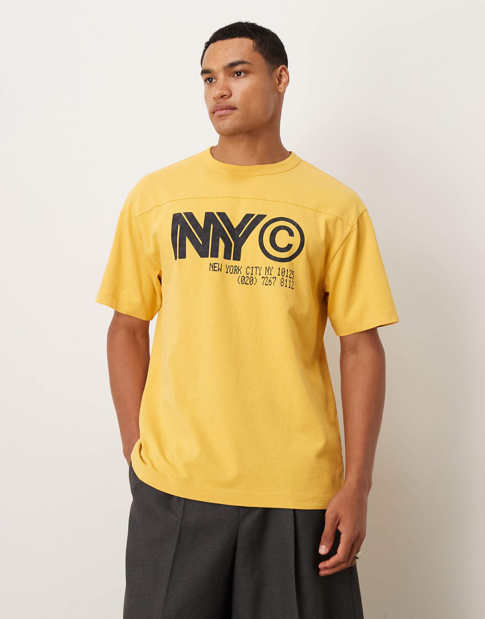 Футболка ASOS DESIGN heavyweight в расслабленном стиле с изображением Нью-Йорка окрашенная в стираный желтый цвет 7090₽