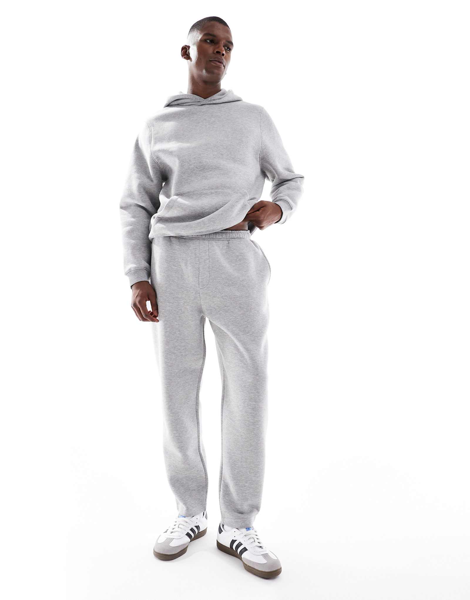 Зауженные спортивные брюки ASOS DESIGN с фиксированным низом светло-серого цвета 6090₽