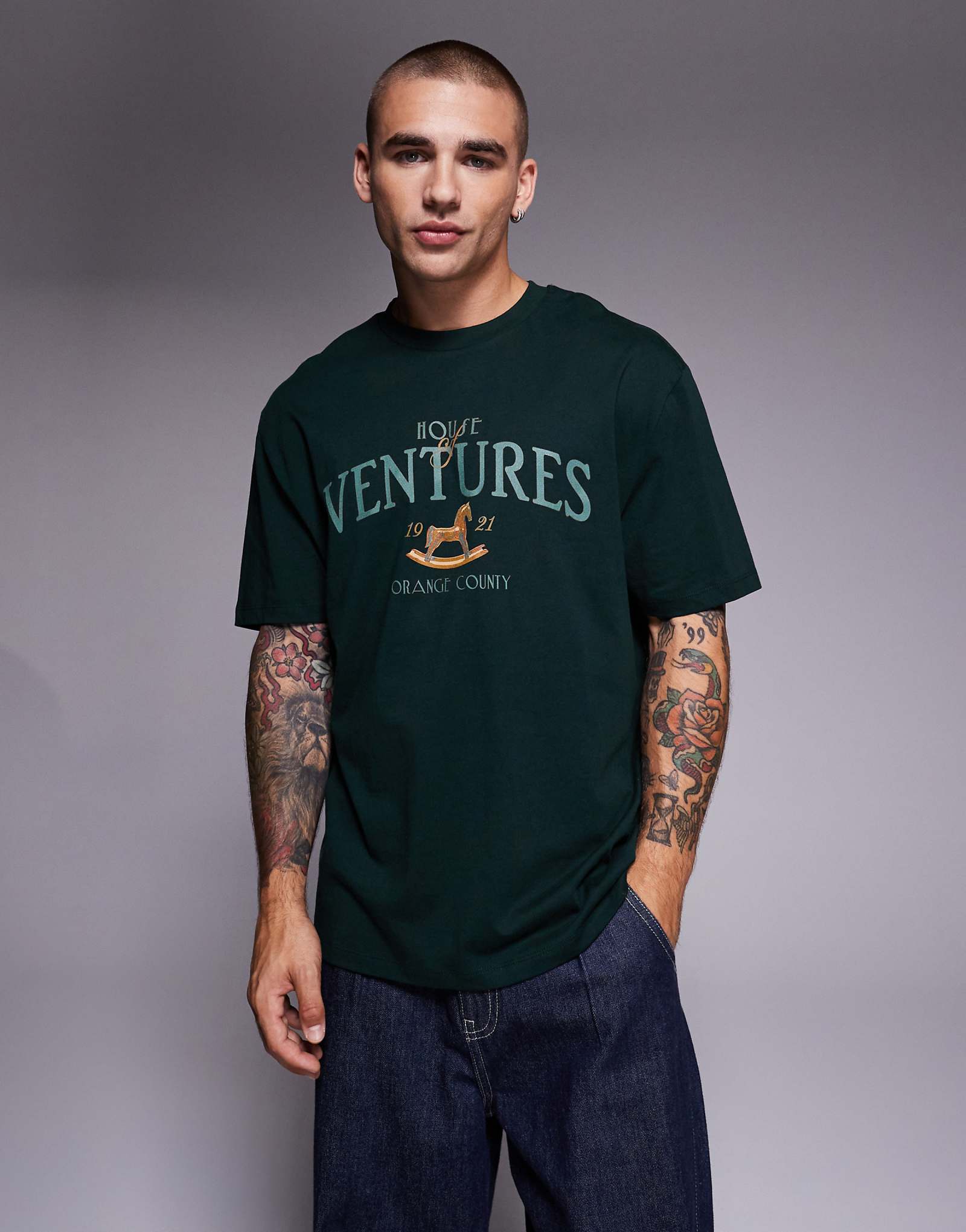 ДИЗАЙНЕРСКАЯ футболка ASOS свободного кроя оверсайз с принтом спереди темно-зеленого цвета 4690₽