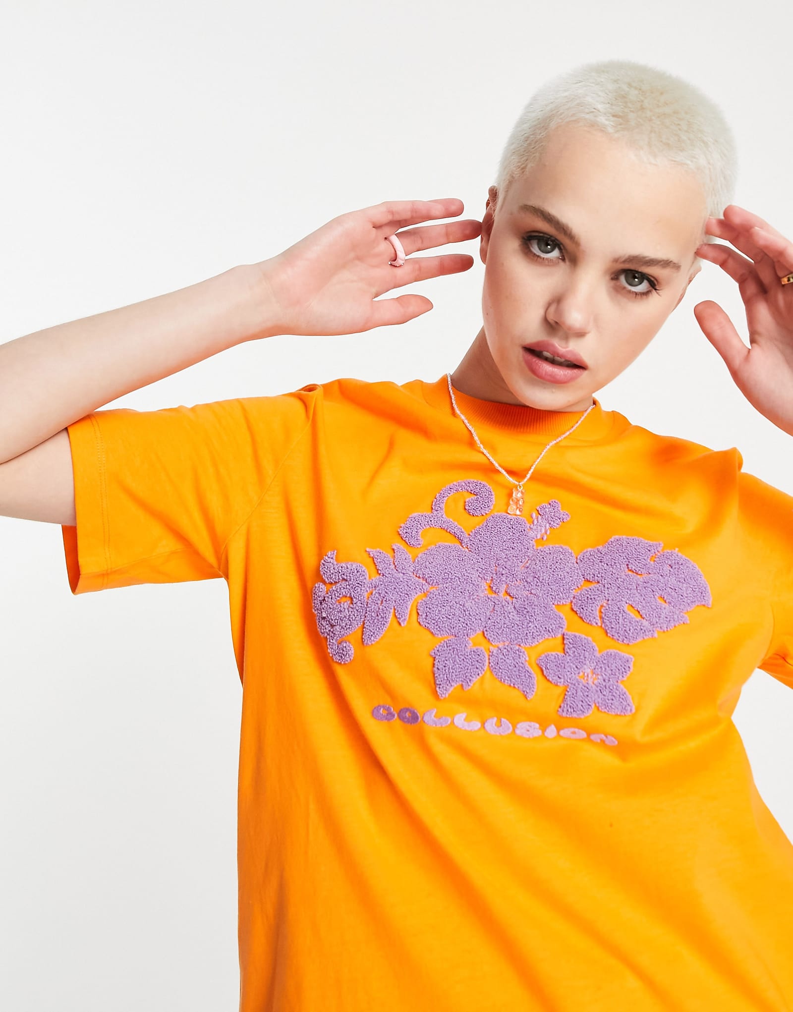 Футболка квадратного сечения с вышитым гавайским принтом COLLUSION fuzzy оранжевого цвета 2990₽